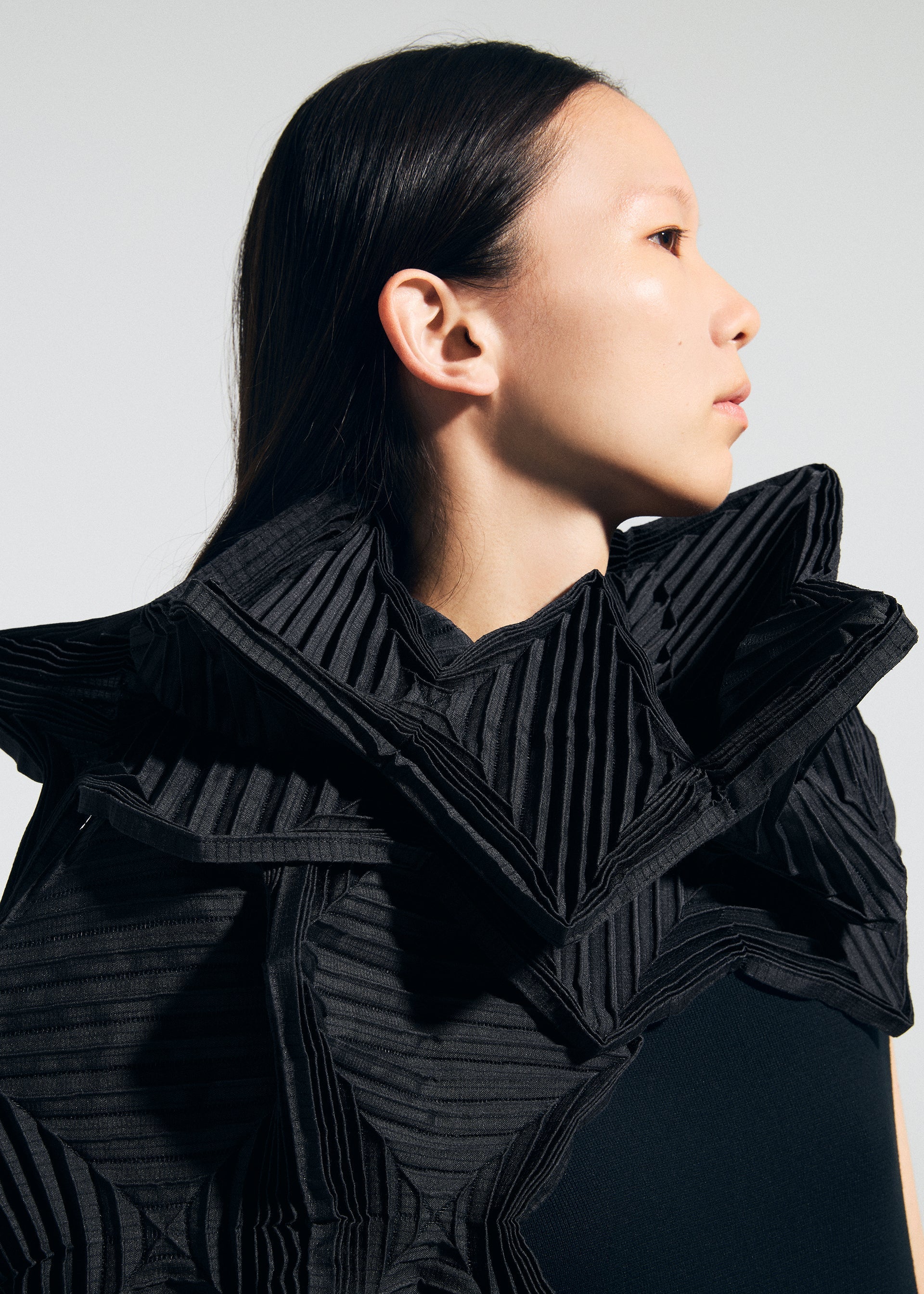 A model wears the A-POC ABLE ISSEY MIYAKE TYPE-O STOLE 002 type-o-stole-002-stole-navy.
