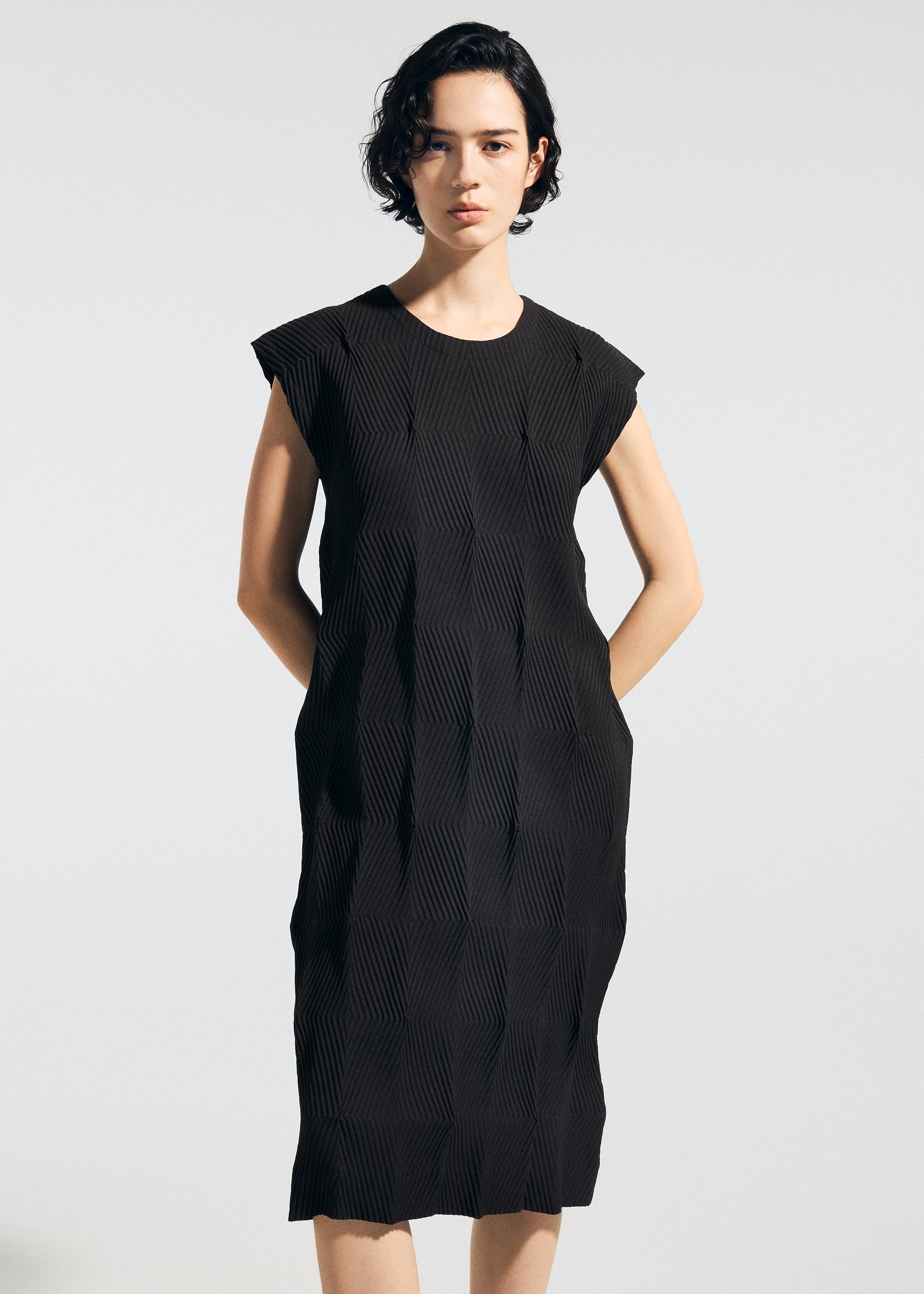 A model wears the A-POC ABLE ISSEY MIYAKE TYPE W 009 1 dress.
