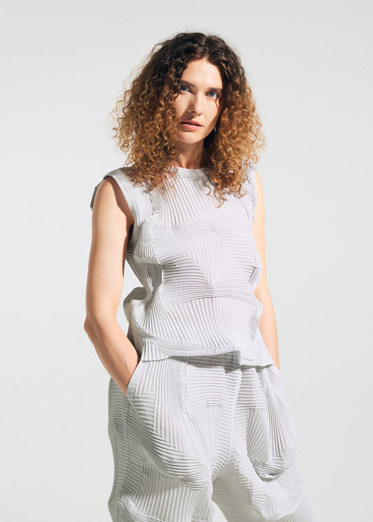 A model wears the A-POC ABLE ISSEY MIYAKE TYPE O 003 shirt.