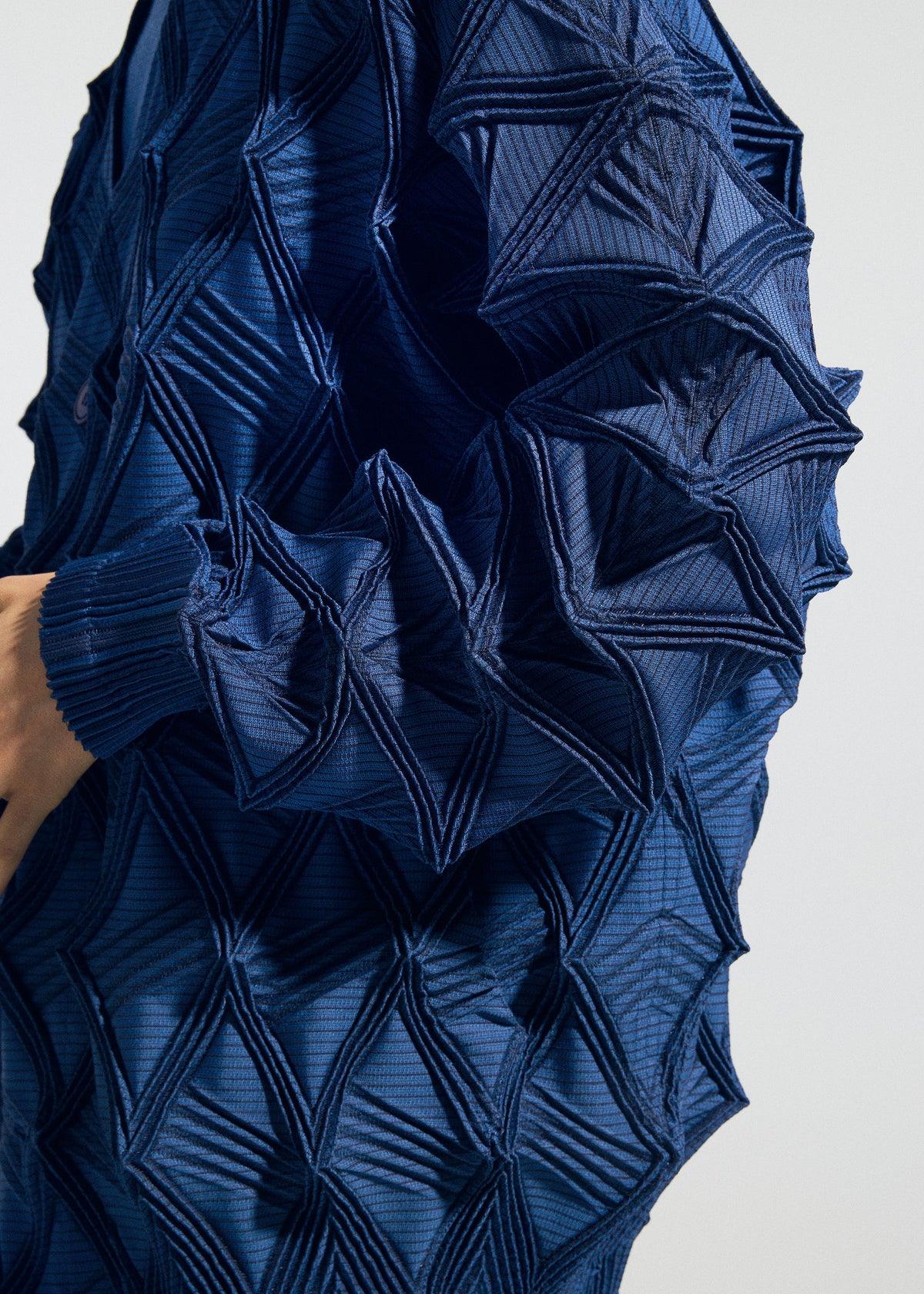 A model wears the A-POC ABLE ISSEY MIYAKE TYPE-O 023 type-o-023-cardigan-black.