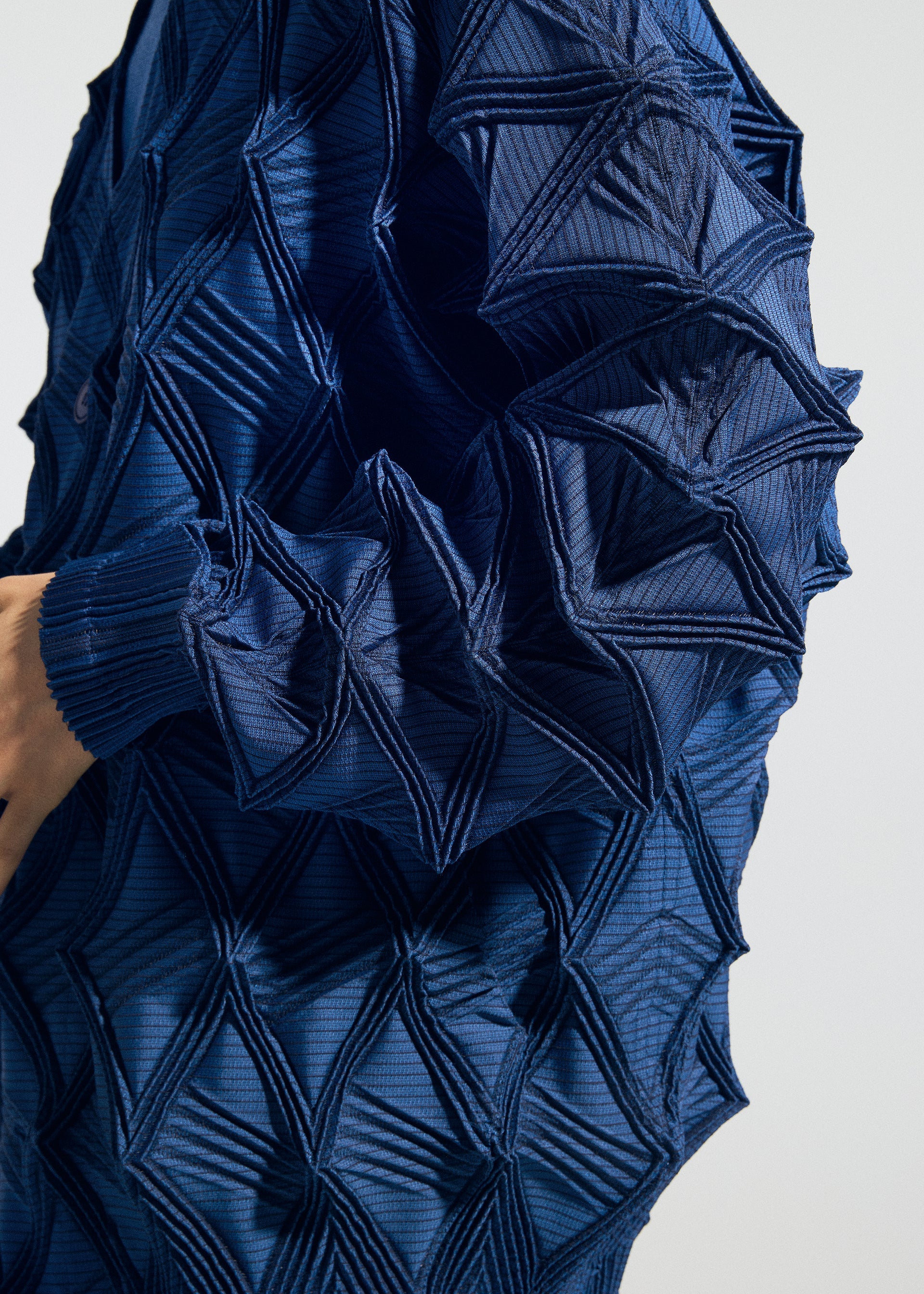 A model wears the A-POC ABLE ISSEY MIYAKE TYPE-O 023 type-o-023-cardigan-black.