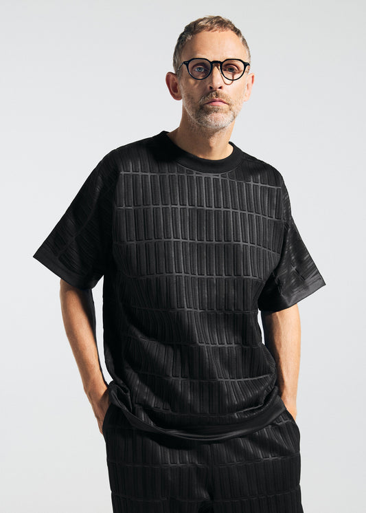 A model wears the A-POC ABLE ISSEY MIYAKE TYPE E 001 top.