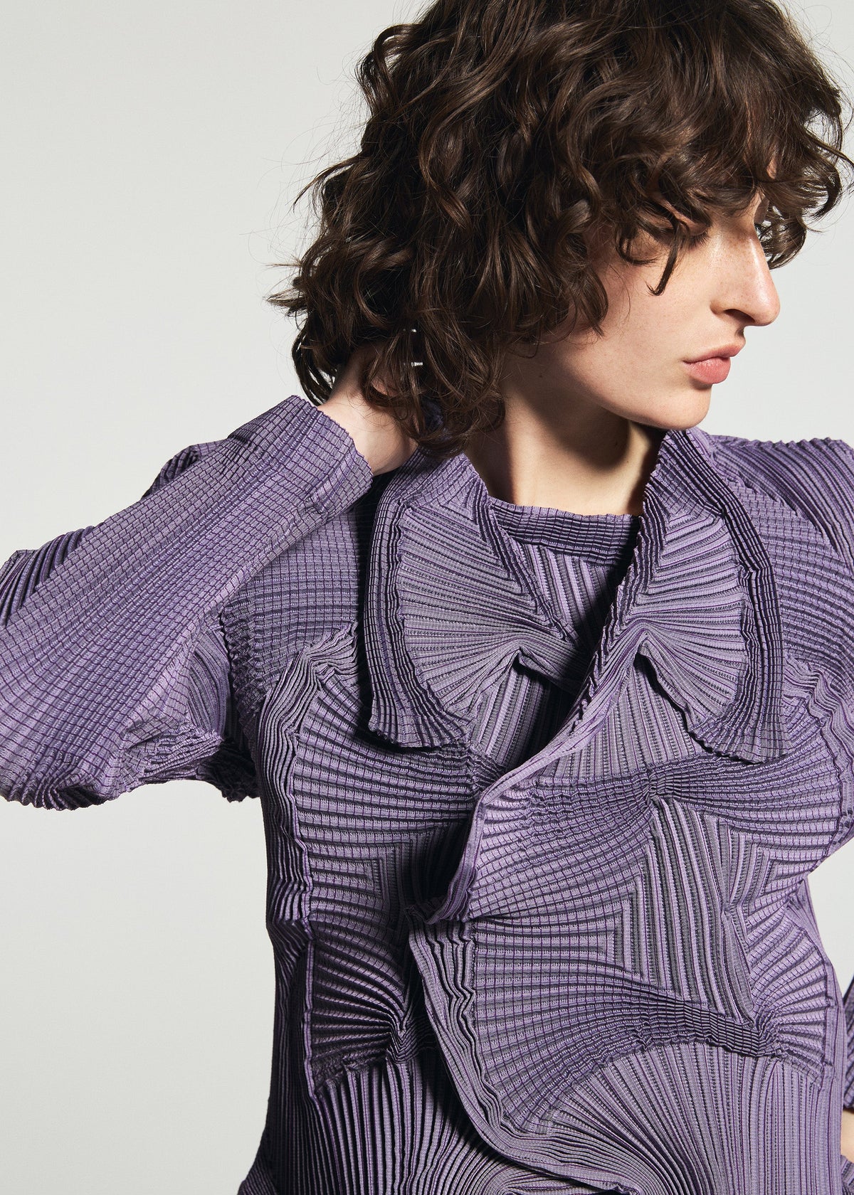 A model wears the A-POC ABLE ISSEY MIYAKE TYPE-O 003-1 type-o-003-1-jacket-light-purple.