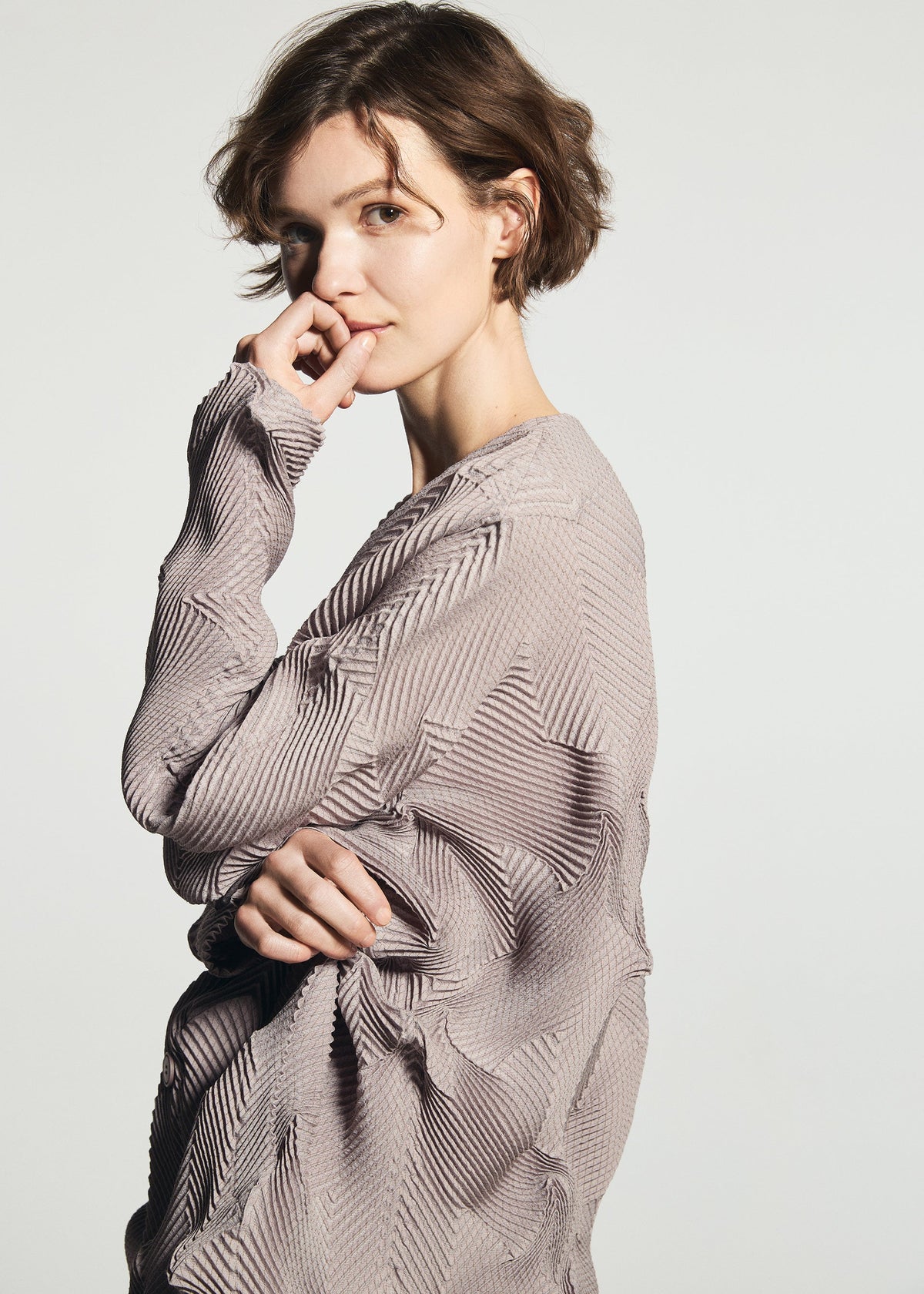 A model wears the A-POC ABLE ISSEY MIYAKE TYPE-O 010-1 type-o-010-1-cardigan-khaki.