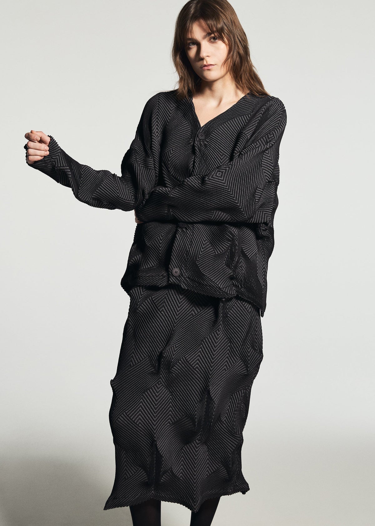 A model wears the A-POC ABLE ISSEY MIYAKE TYPE-O 010-1 type-o-010-1-cardigan-khaki.