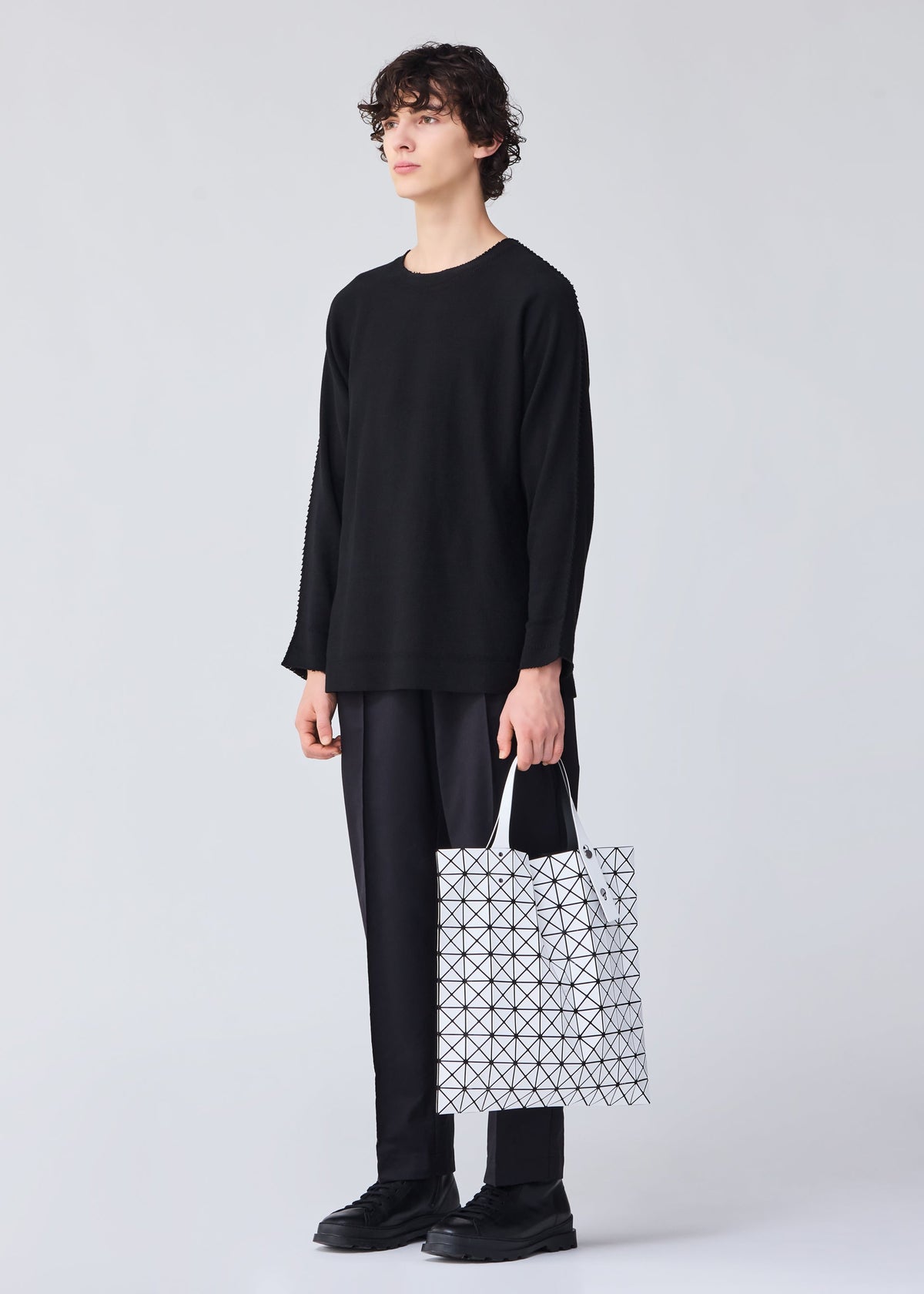 A model wears the BAO BAO ISSEY MIYAKE PRISM tote.