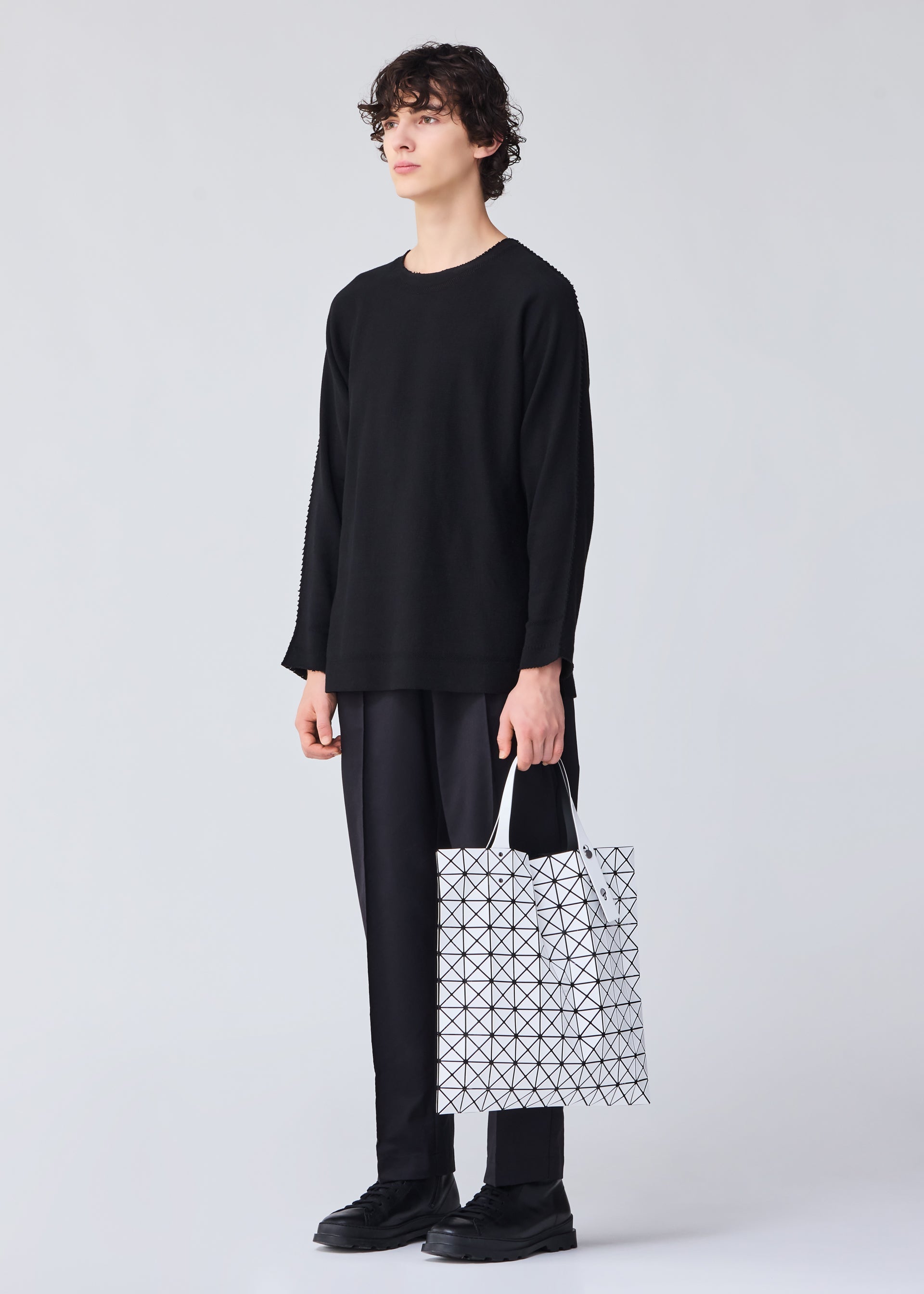 A model wears the BAO BAO ISSEY MIYAKE PRISM tote.