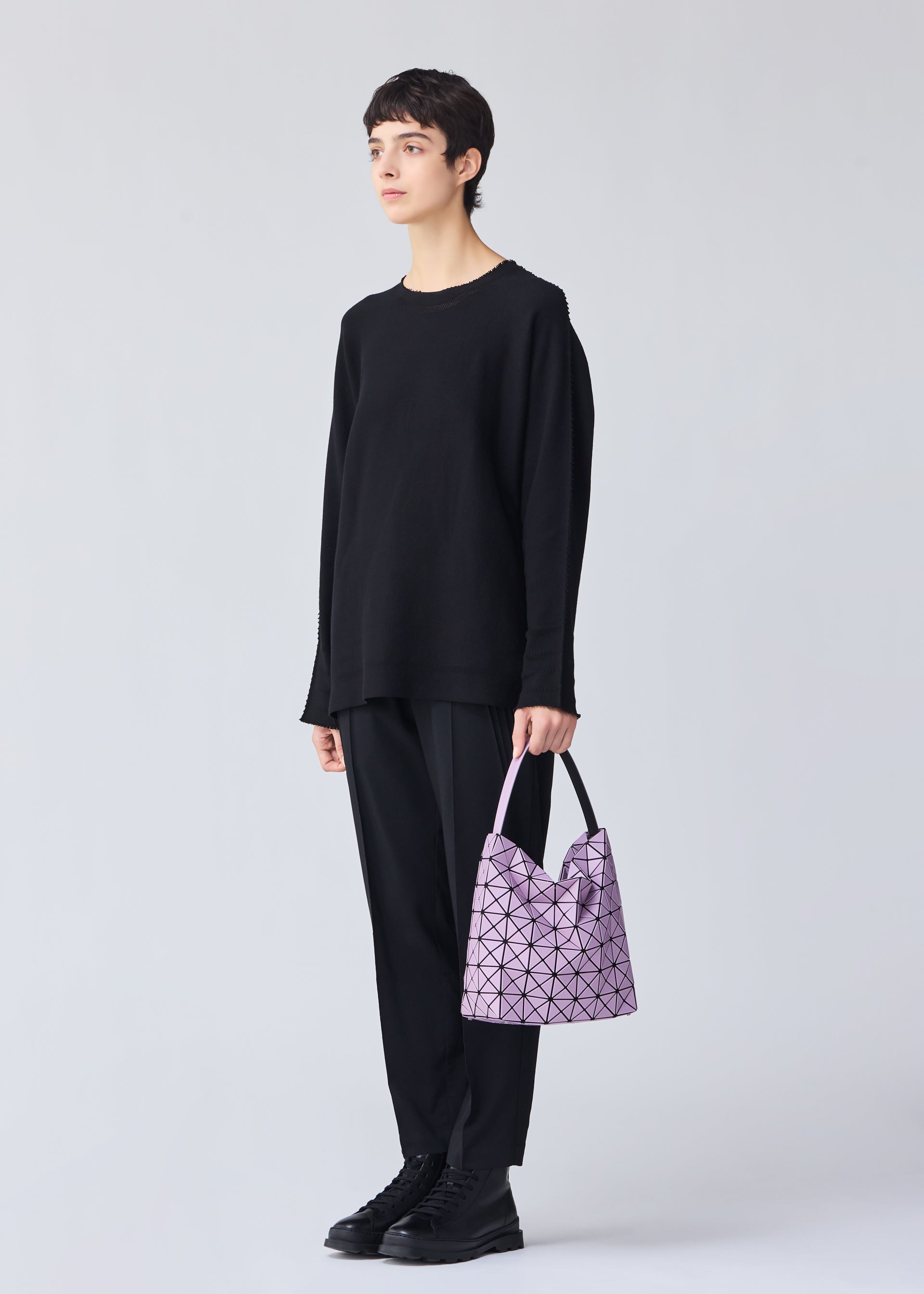 A model wears the BAO BAO ISSEY MIYAKE VALLEY 0.