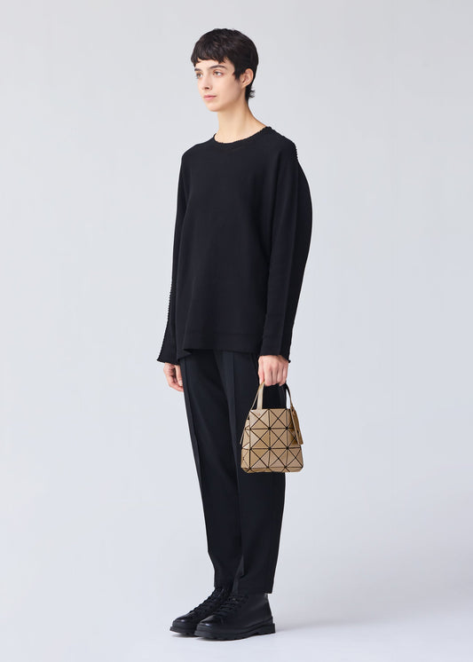 A model wears the BAO BAO ISSEY MIYAKE CARAT 0.