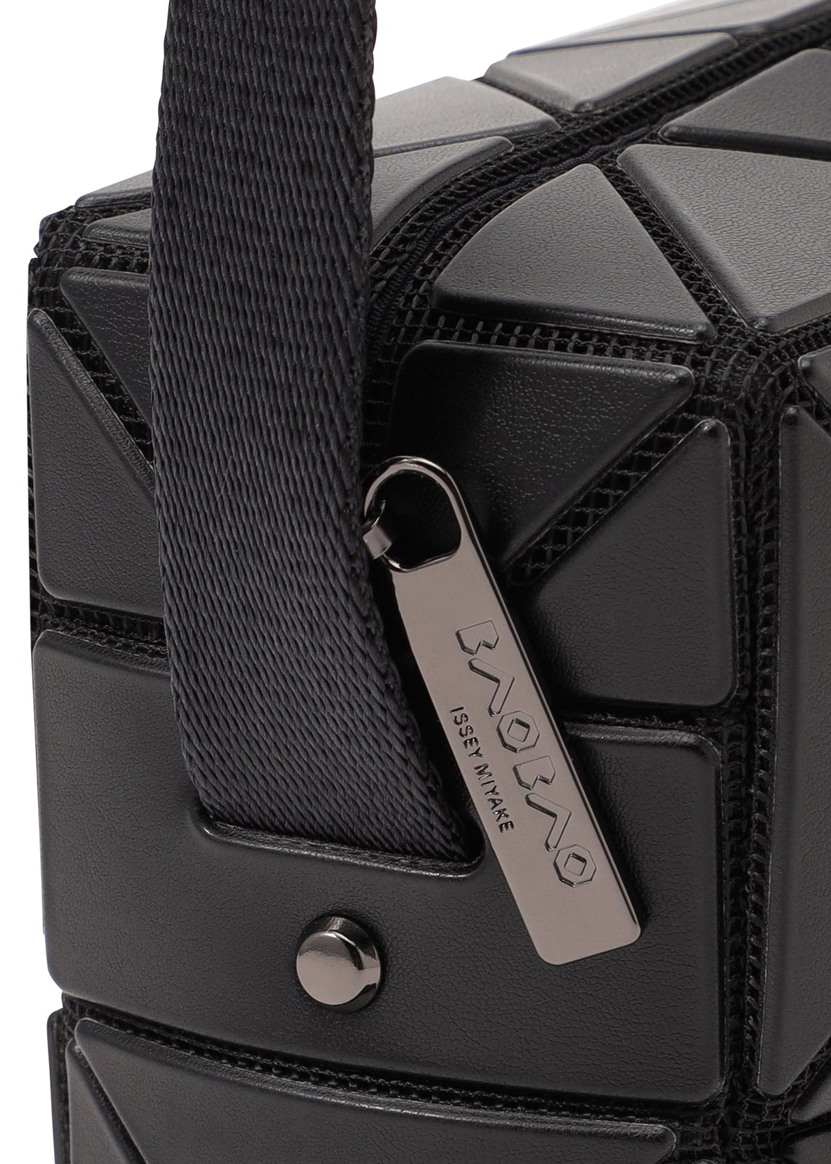 A detail shot of the BAO BAO ISSEY MIYAKE CUBOID shoulder bag.