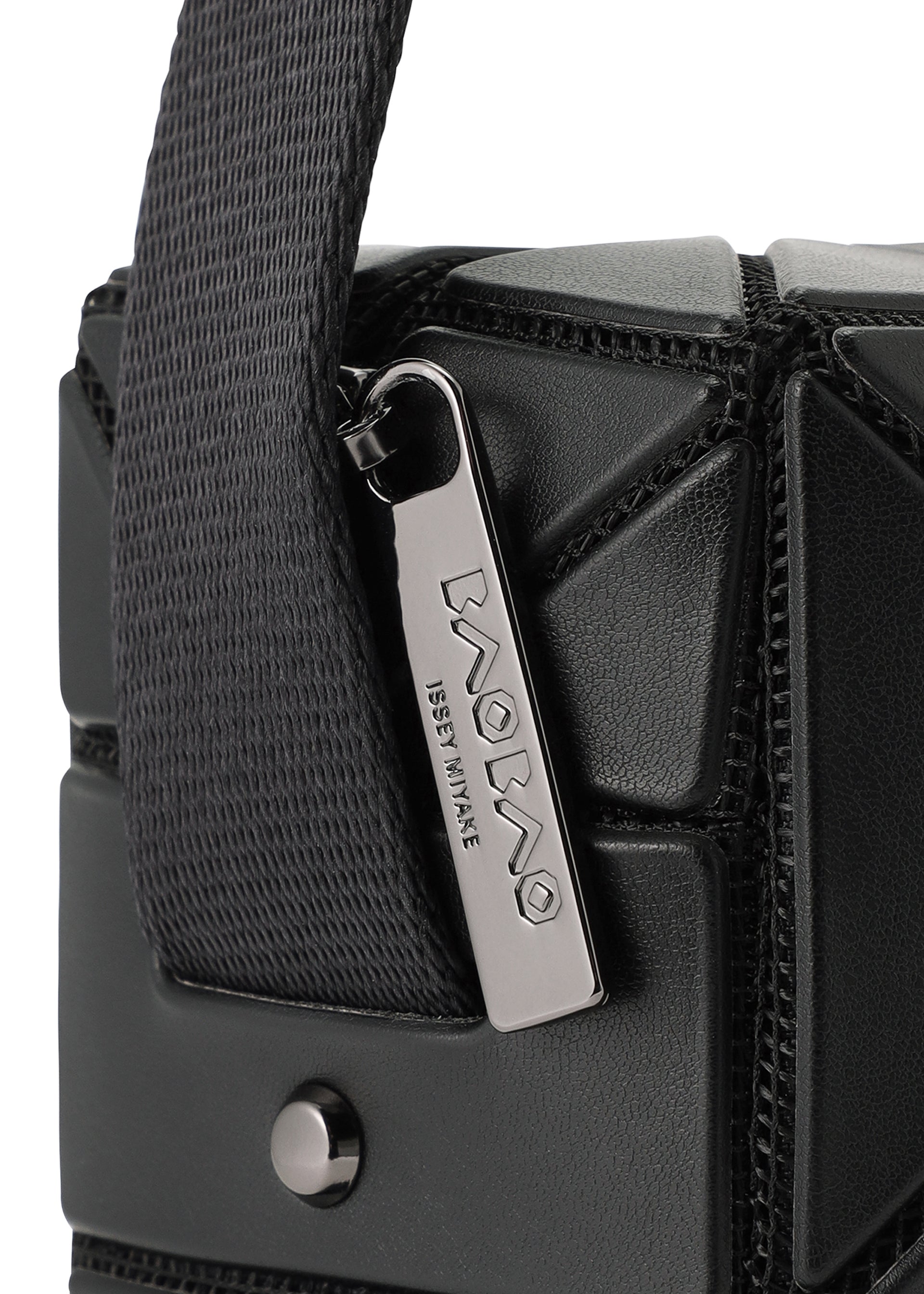 A detail shot of the BAO BAO ISSEY MIYAKE CUBOID shoulder bag.