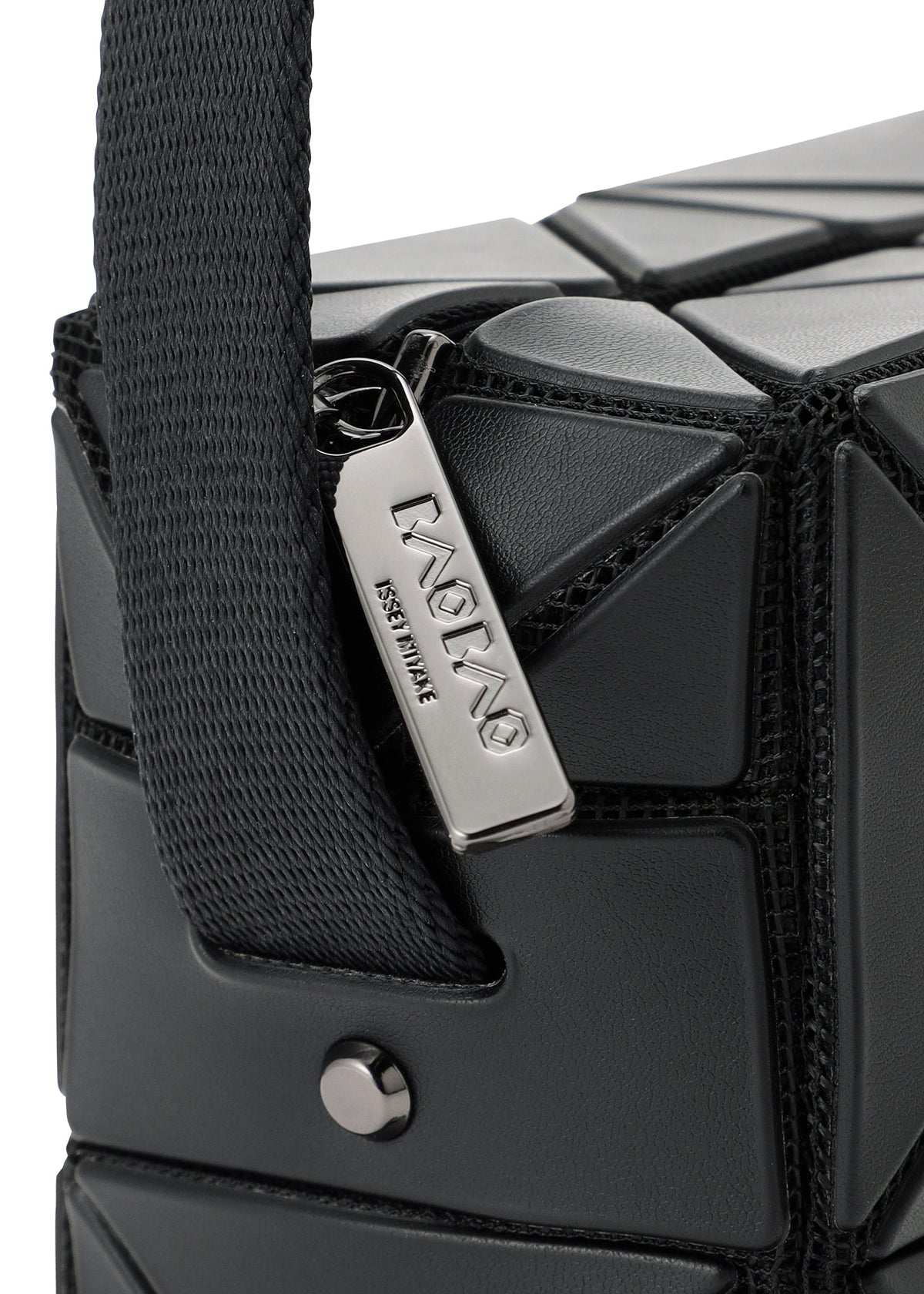 A detail shot of the BAO BAO ISSEY MIYAKE CUBOID shoulder bag.