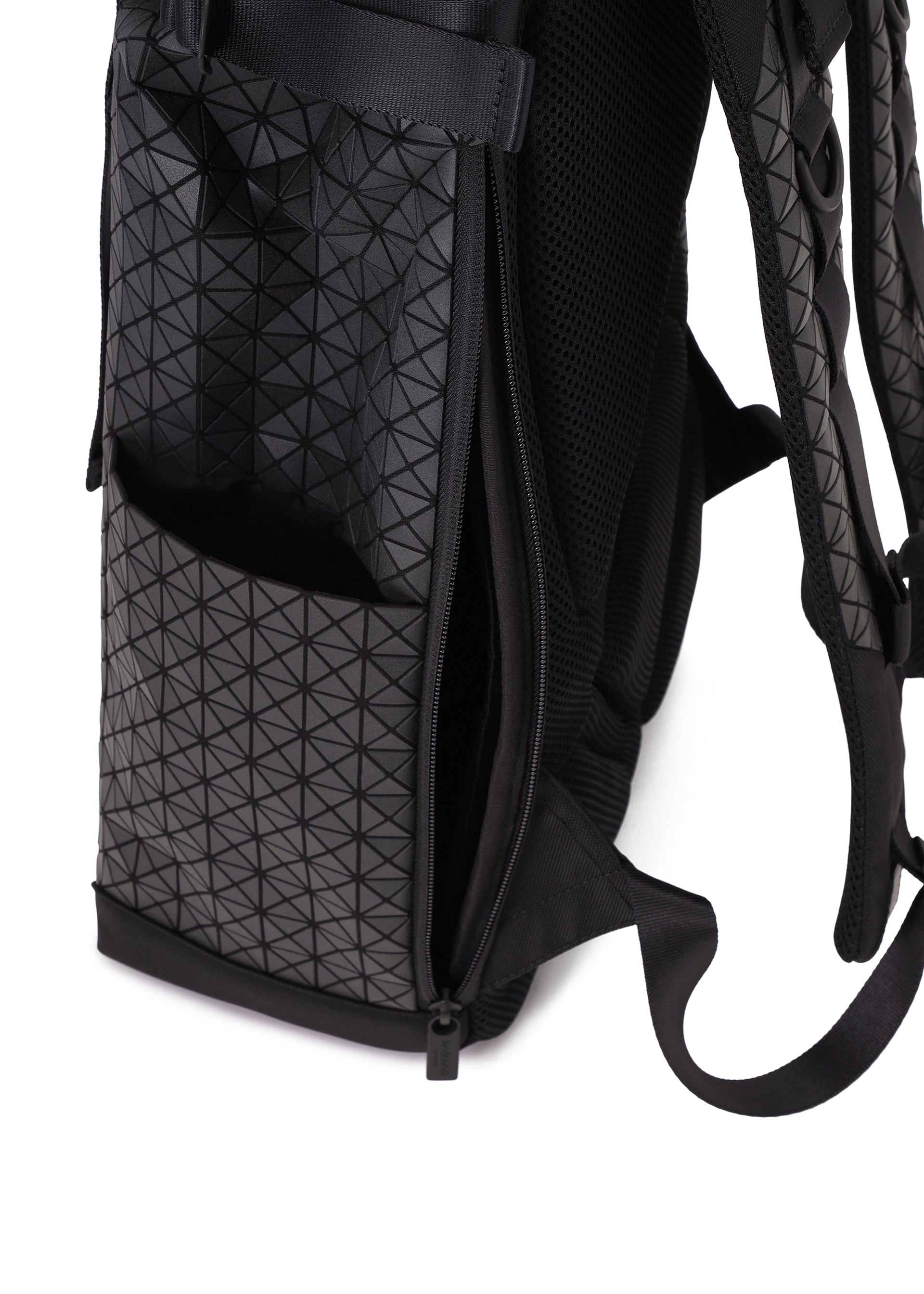 HIKER Backpack Matte Black – The official ISSEY MIYAKE ONLINE