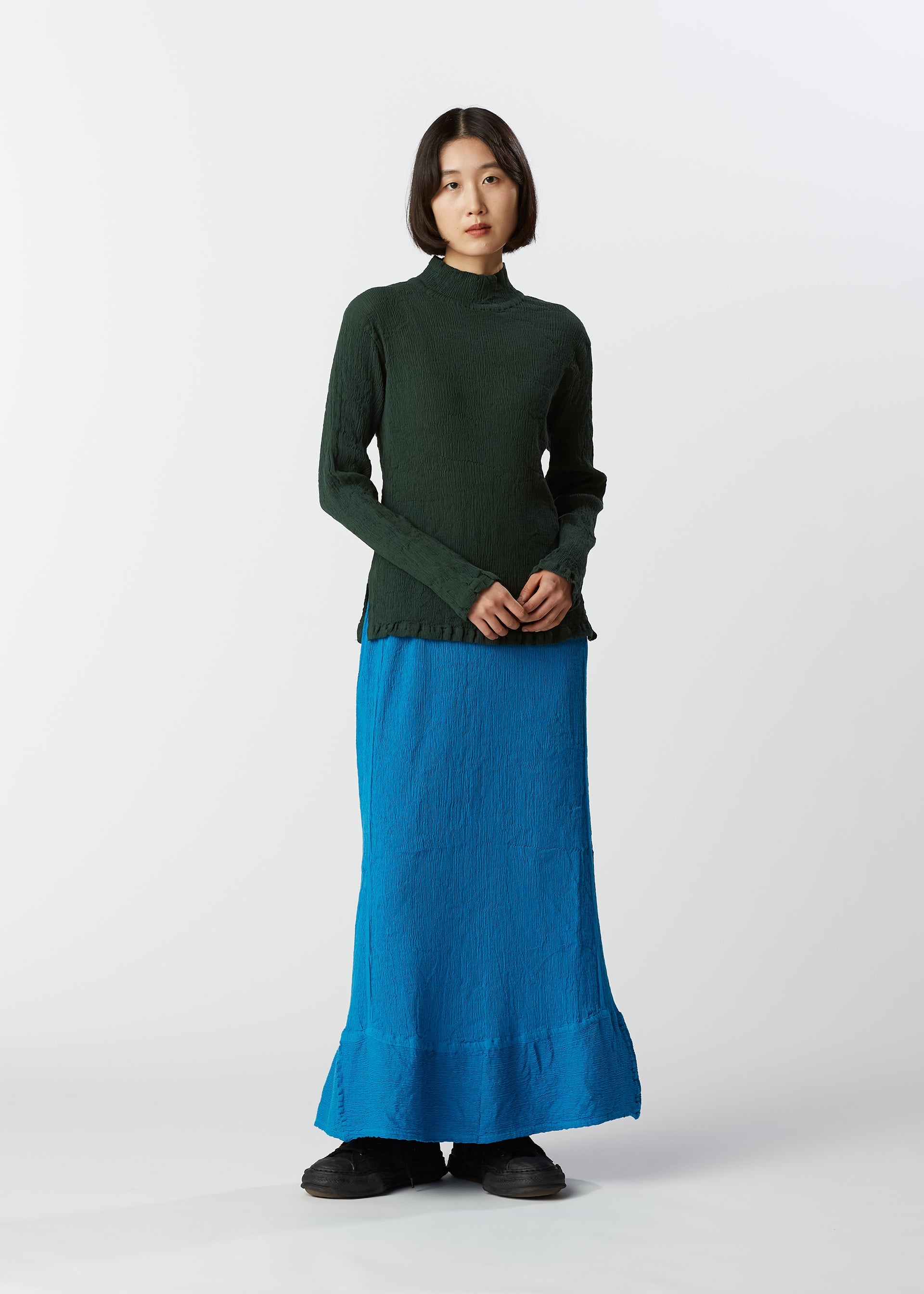 A model wears the HAAT KYO CHIJIMI JANUARY skirt.