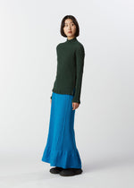 A model wears the HAAT KYO CHIJIMI JANUARY skirt.