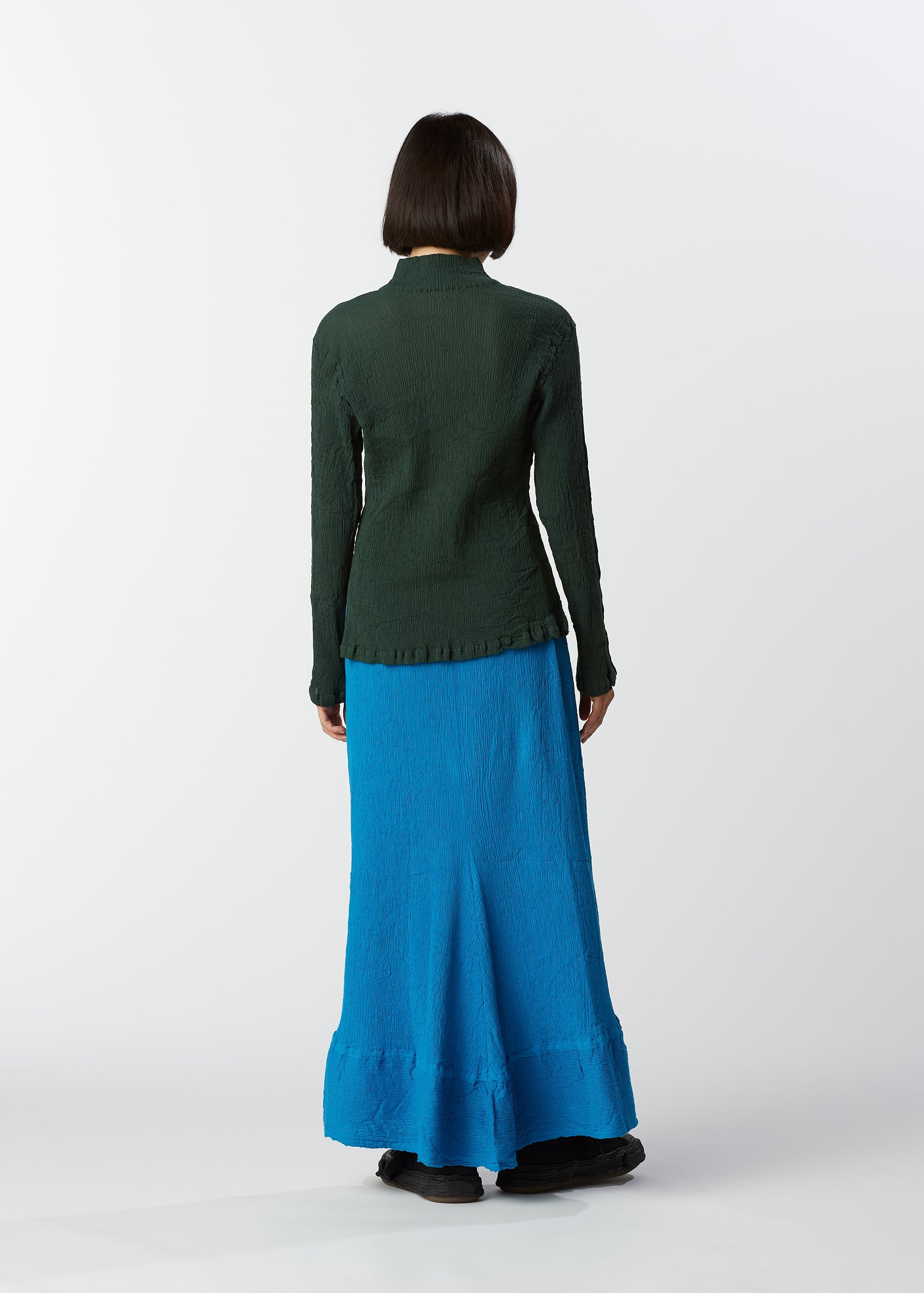 A model wears the HAAT KYO CHIJIMI JANUARY skirt.