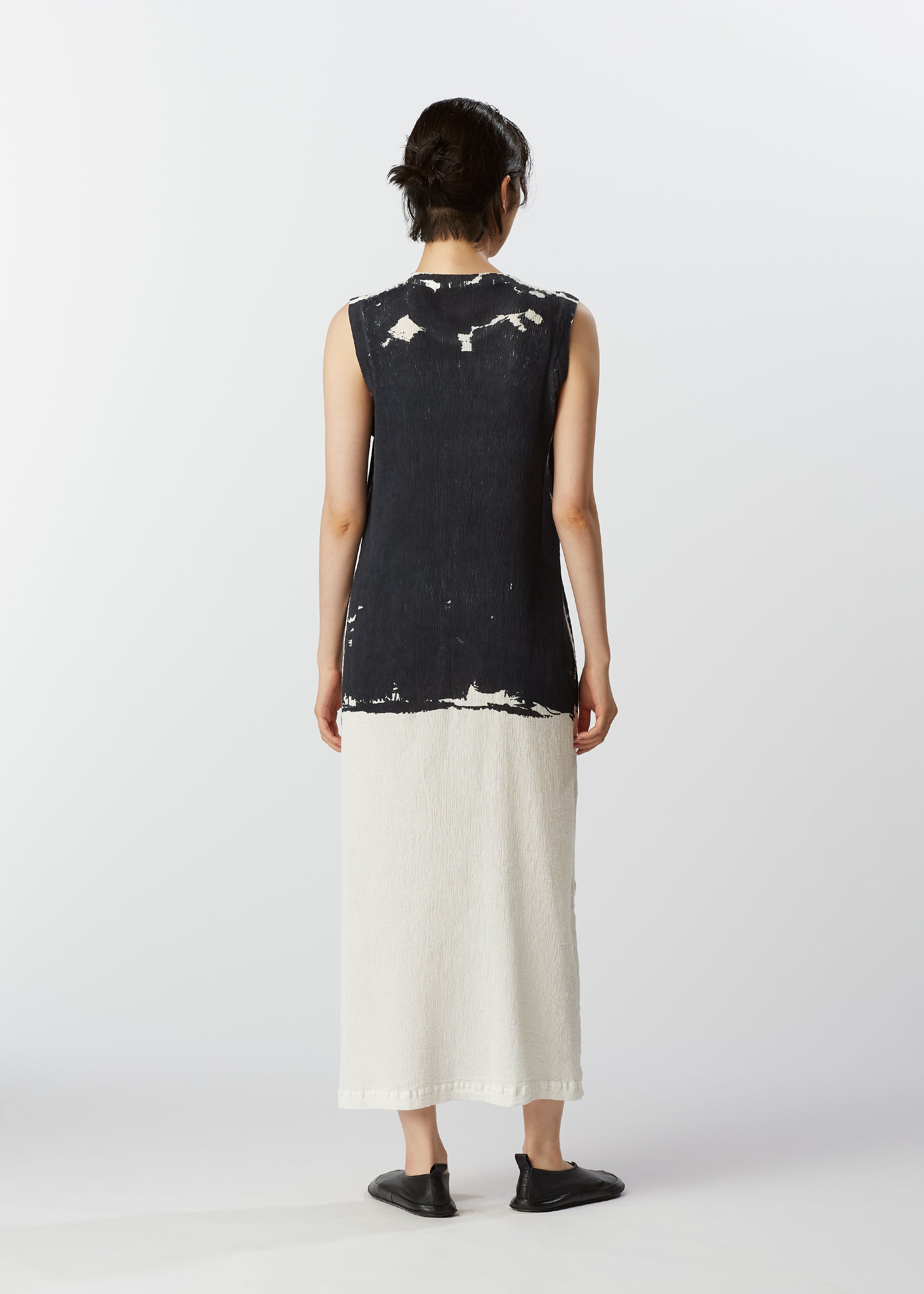 A model wears the HAAT KYO CHIJIMI OVER PRINT dress.