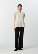 A model wears the HAAT KYO CHIJIMI 2WAY shirt.