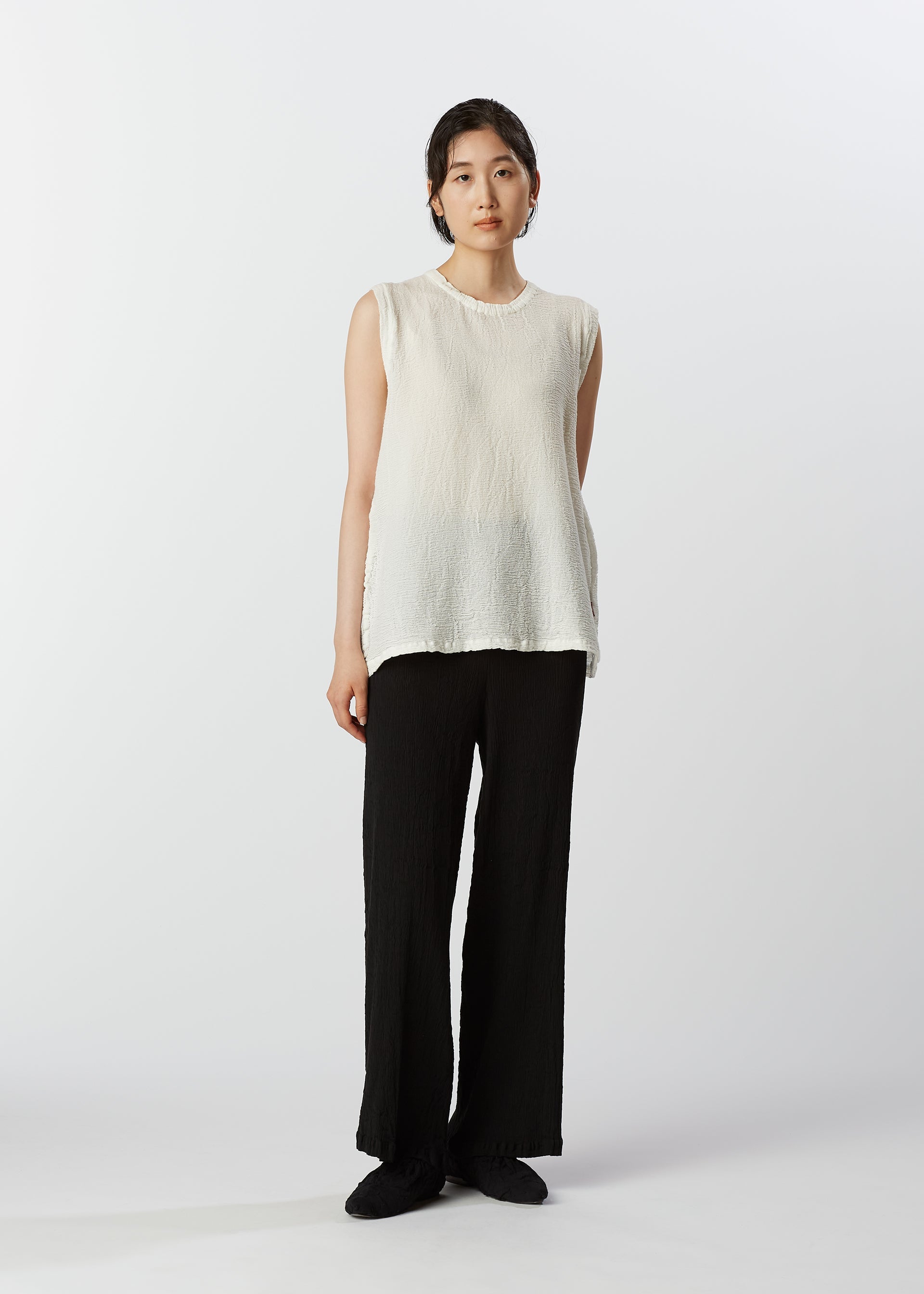 A model wears the HAAT KYO CHIJIMI 2WAY shirt.
