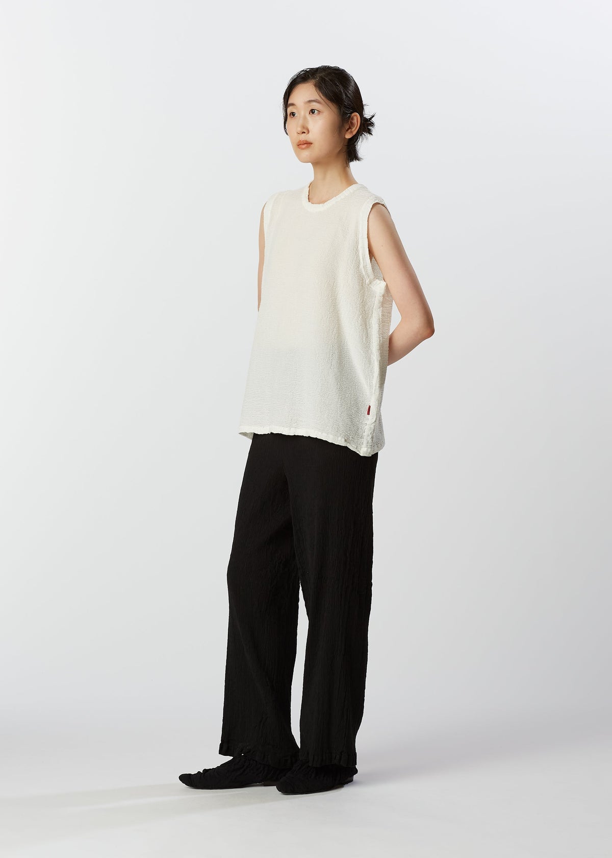 A model wears the HAAT KYO CHIJIMI 2WAY shirt.