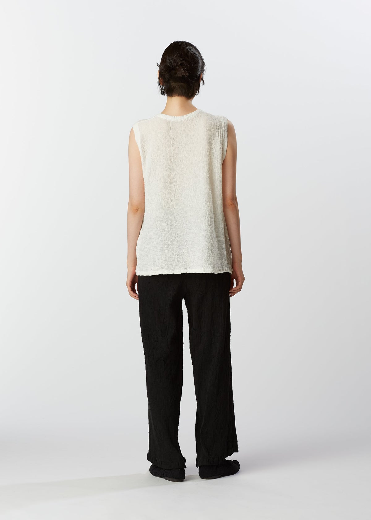A model wears the HAAT KYO CHIJIMI 2WAY shirt.