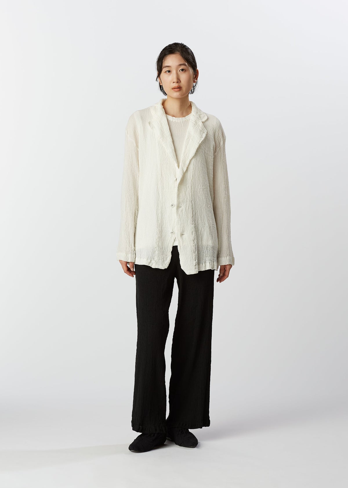 A model wears the HAAT KYO CHIJIMI 2WAY cardigan.