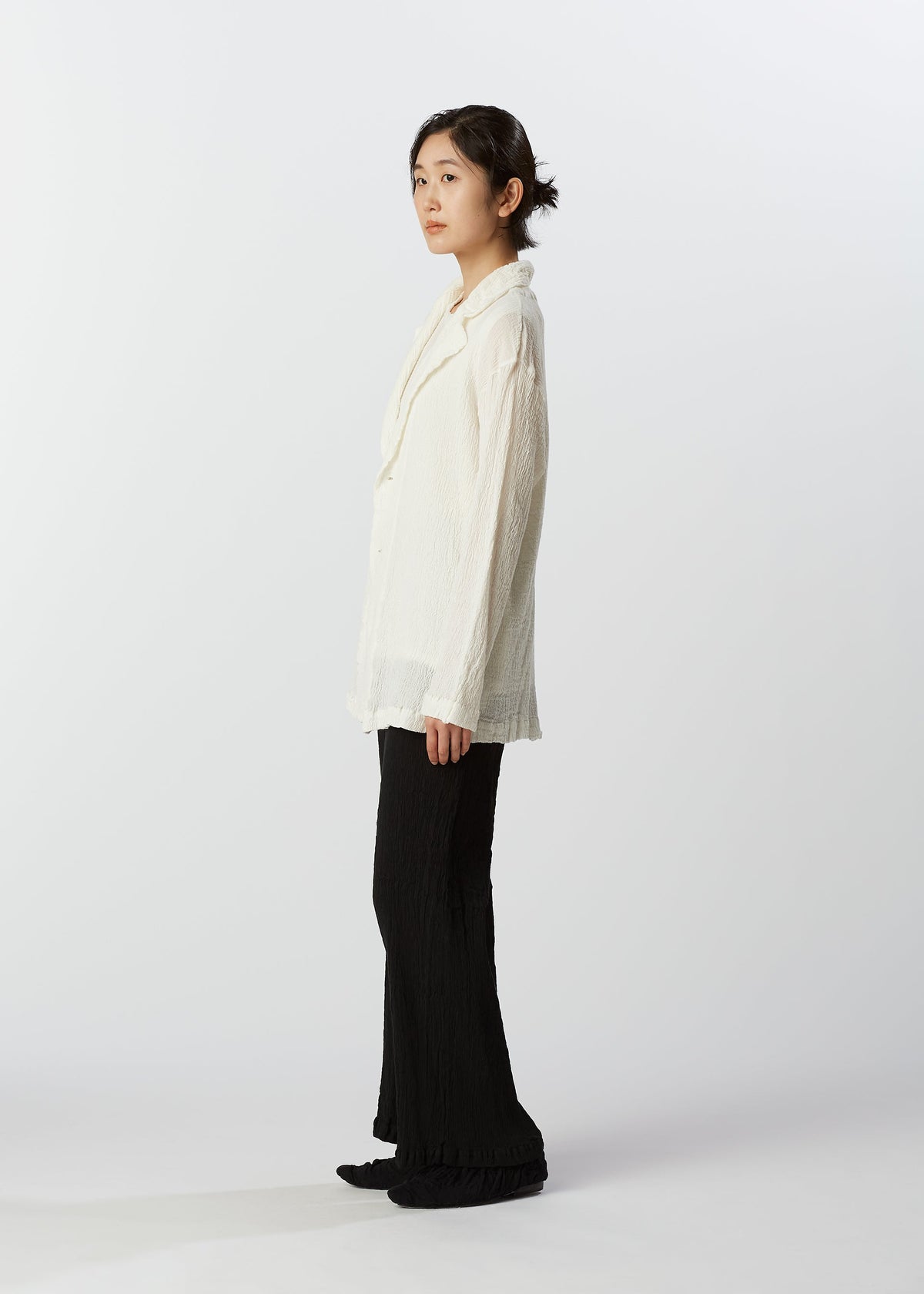 A model wears the HAAT KYO CHIJIMI 2WAY cardigan.