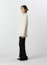 A model wears the HAAT KYO CHIJIMI 2WAY cardigan.