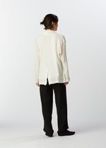 A model wears the HAAT KYO CHIJIMI 2WAY cardigan.