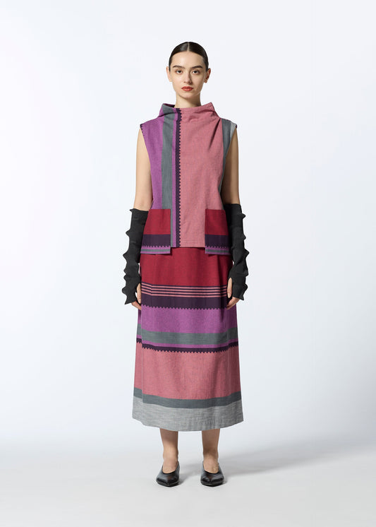 A model wears the HAAT 2001 FROM gloves.