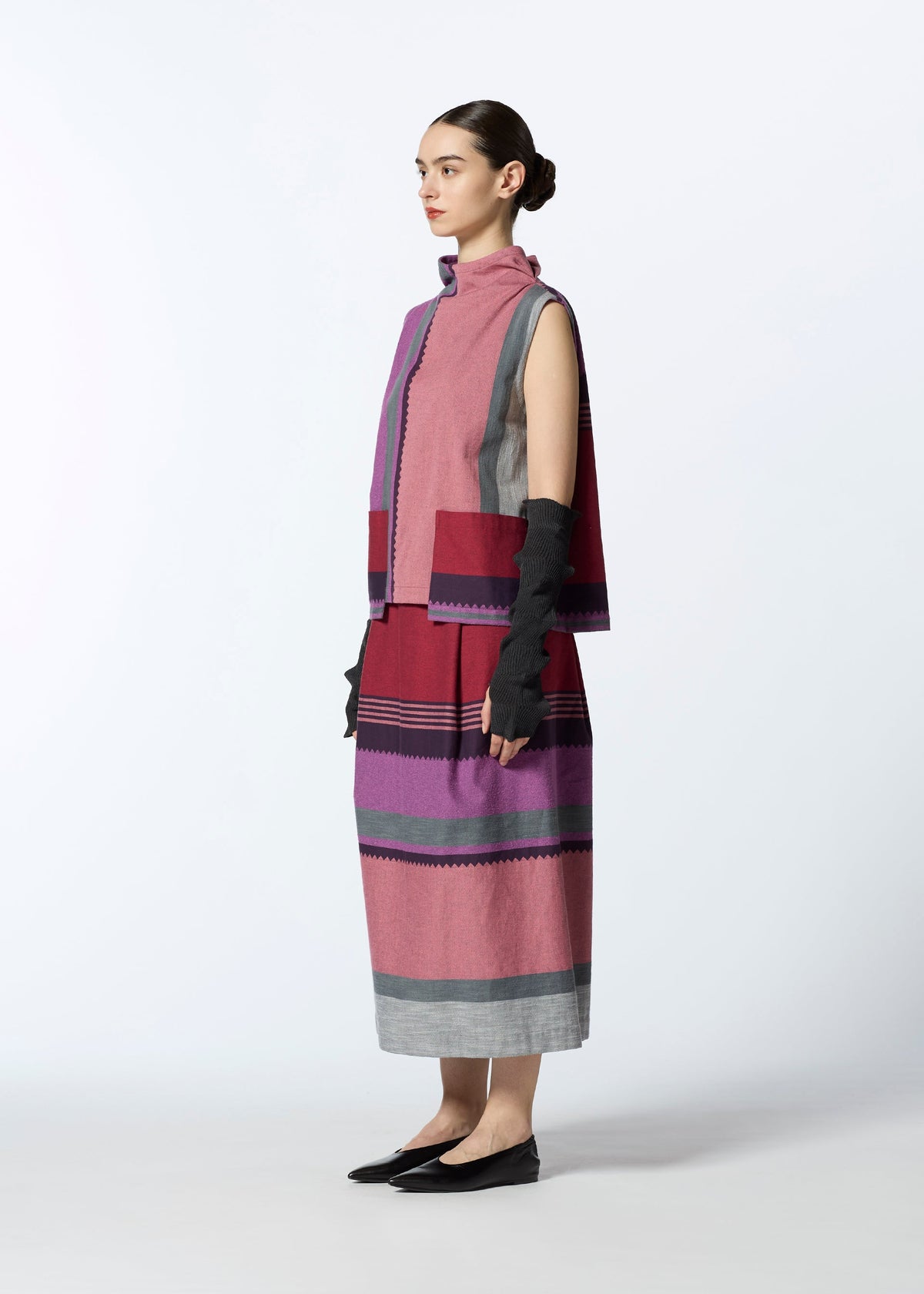 A model wears the HAAT 2001 FROM gloves.