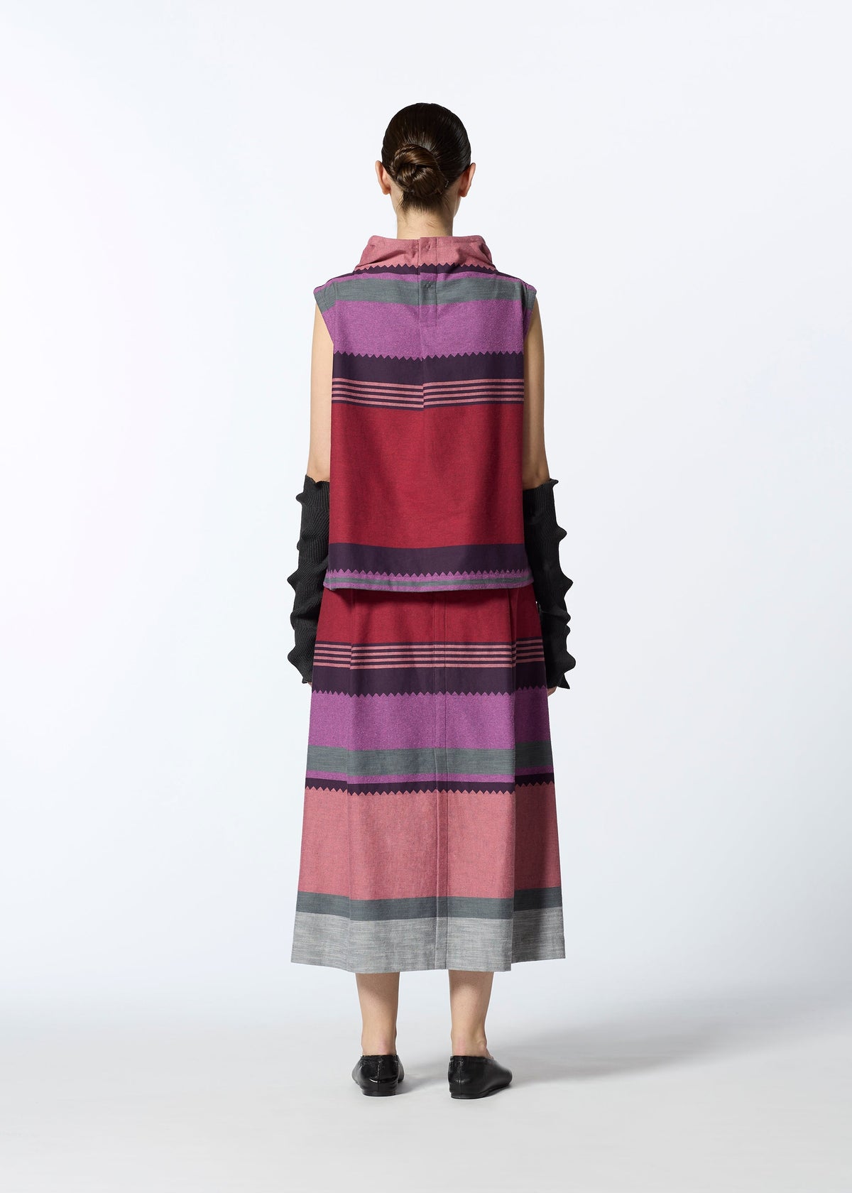 A model wears the HAAT 2001 FROM gloves.
