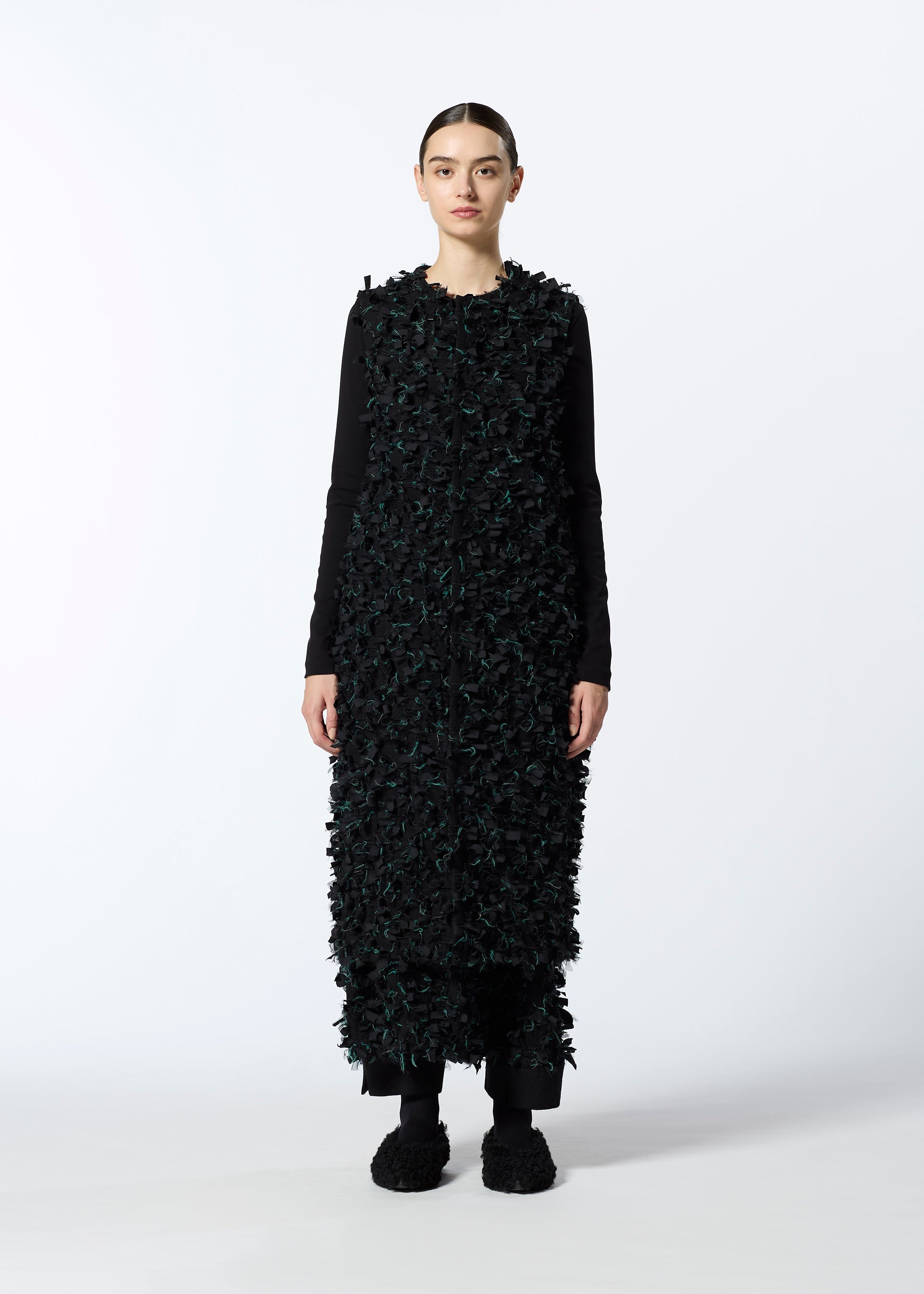 A model wears the HAAT RIBBON TWEED clothing.