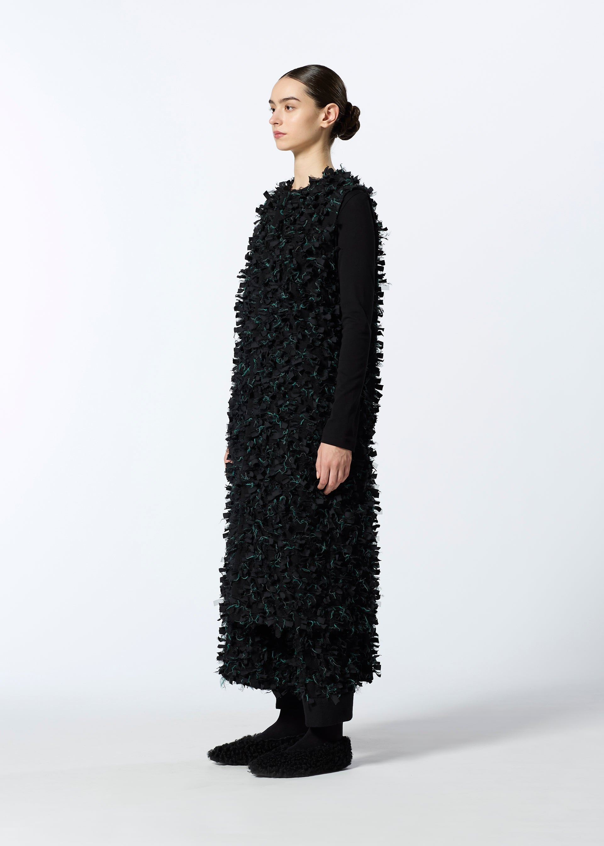 A model wears the HAAT RIBBON TWEED clothing.