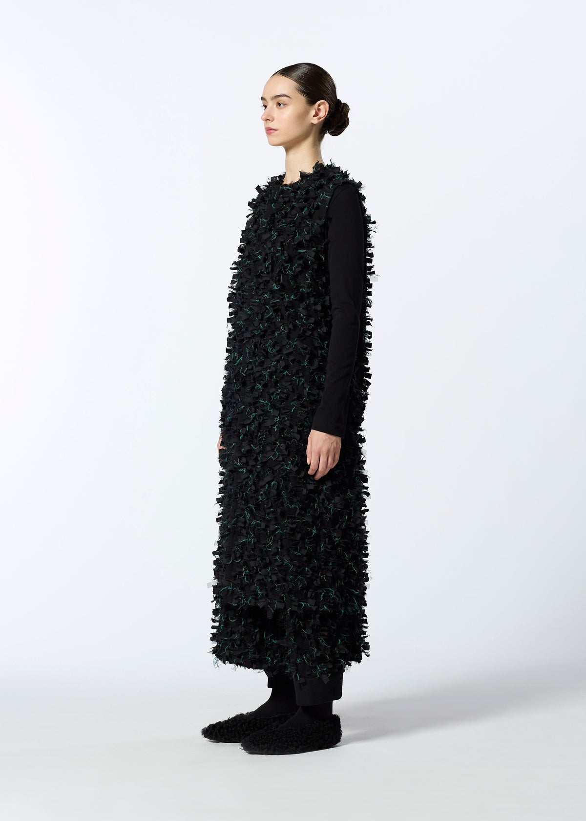 A model wears the HAAT RIBBON TWEED clothing.