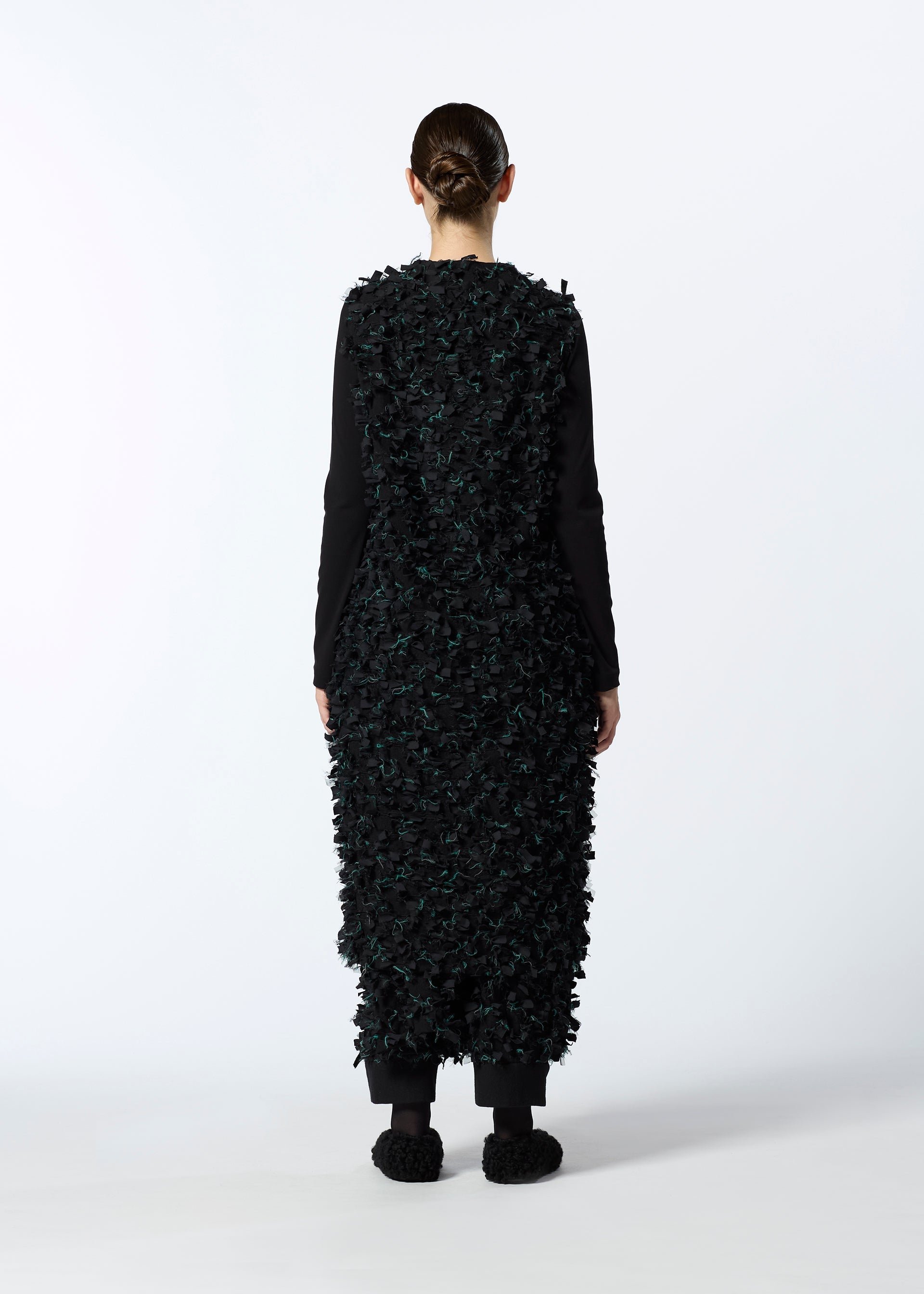 A model wears the HAAT RIBBON TWEED clothing.