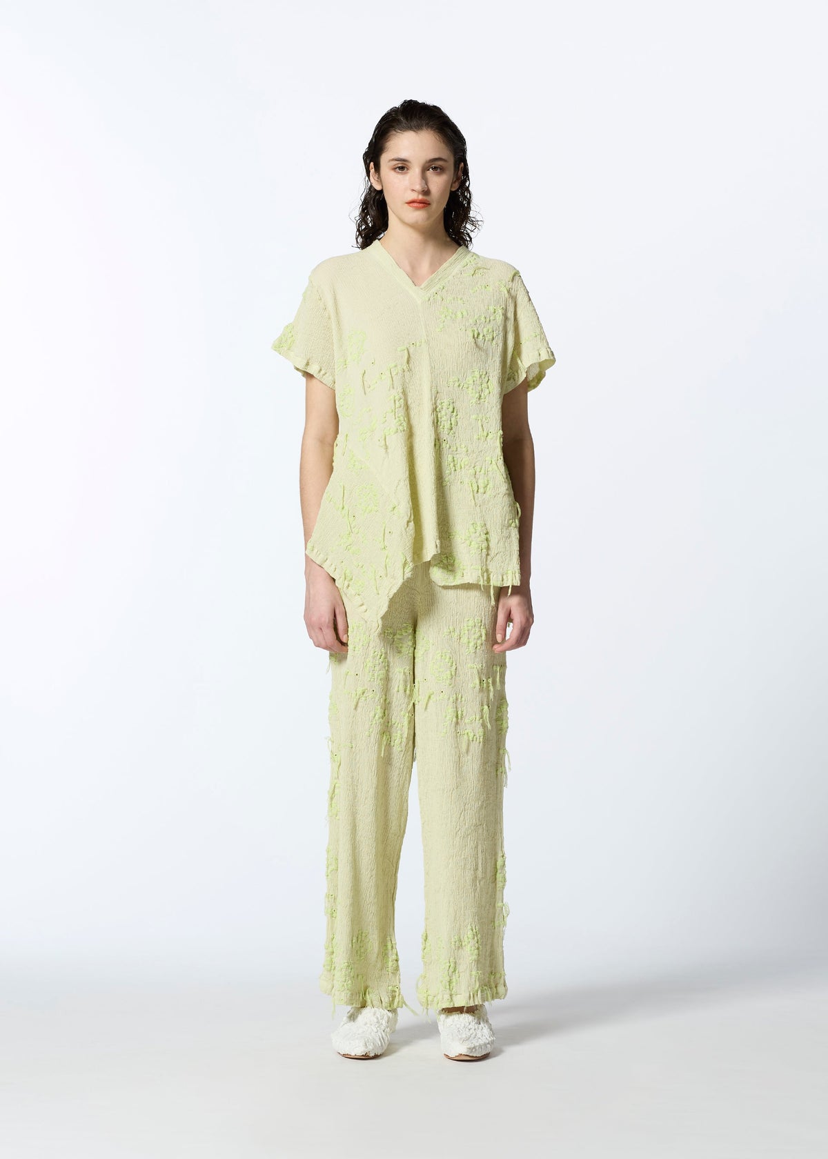A model wears the HAAT KYO CHIJIMI CUT LOOP shirt.