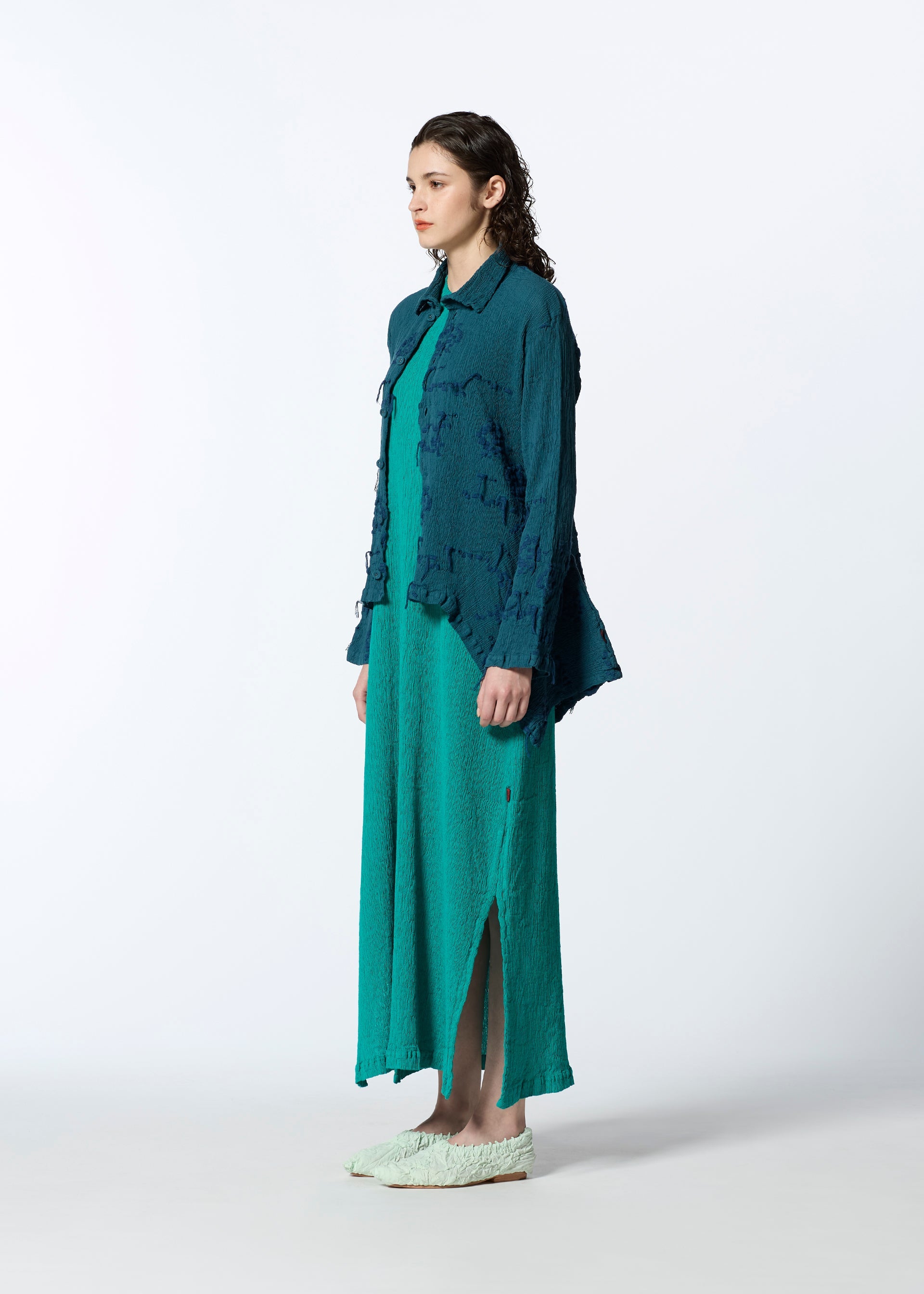 A model wears the HAAT KYO CHIJIMI CUT LOOP shirt.