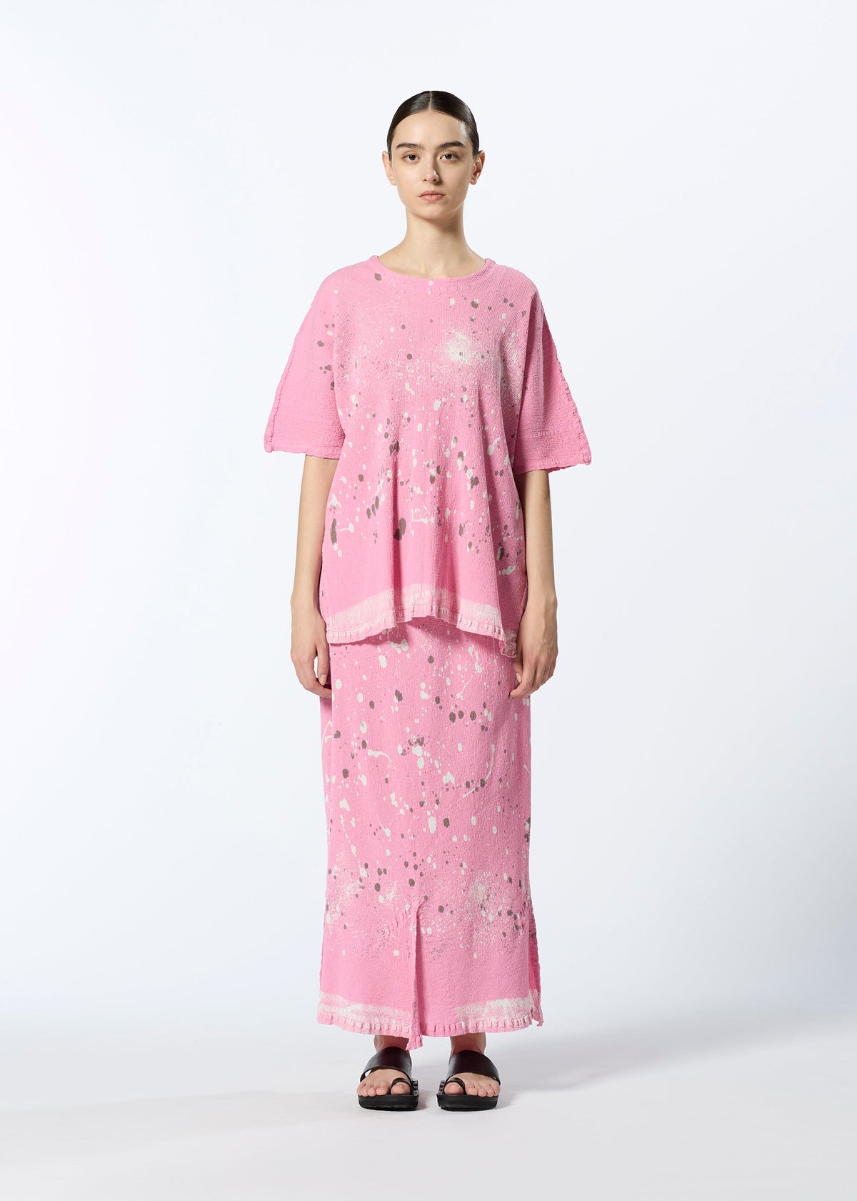 A model wears the HAAT KYO CHIJIMI FRIKAKE shirt.