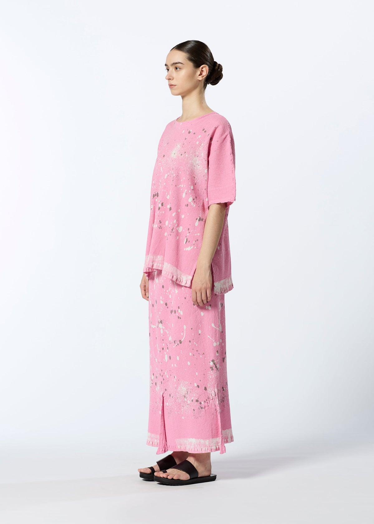 A model wears the HAAT KYO CHIJIMI FRIKAKE shirt.