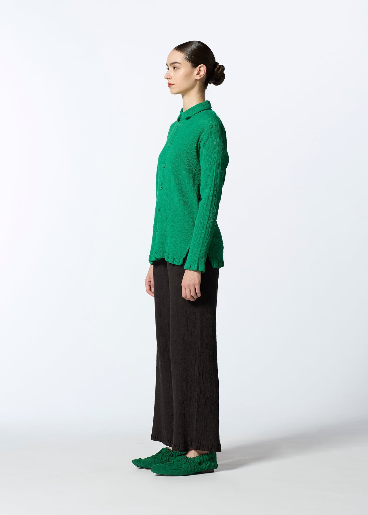 A model wears the HAAT KYO CHIJIMI SEPTEMBER shirt.