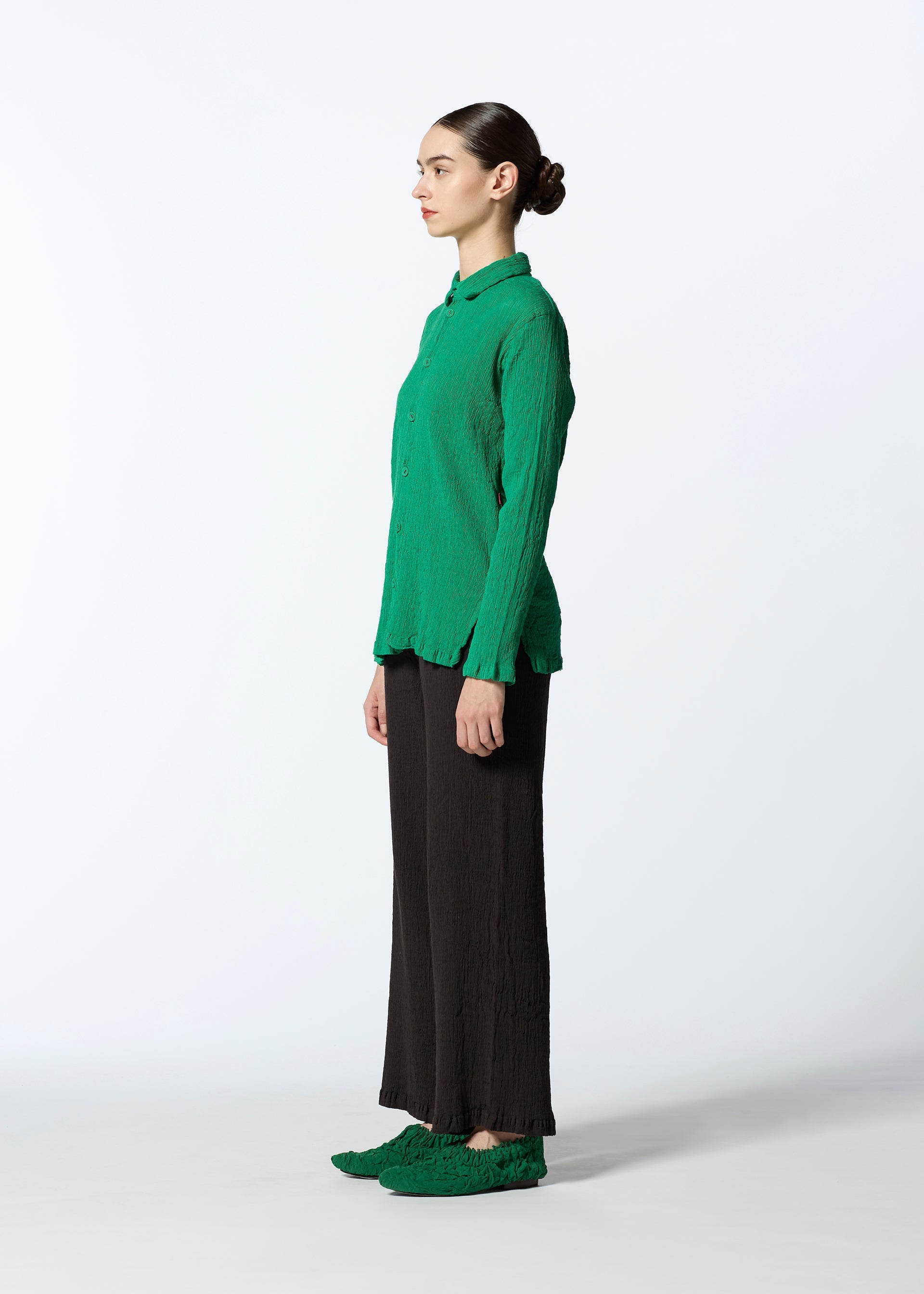 A model wears the HAAT KYO CHIJIMI SEPTEMBER shirt.