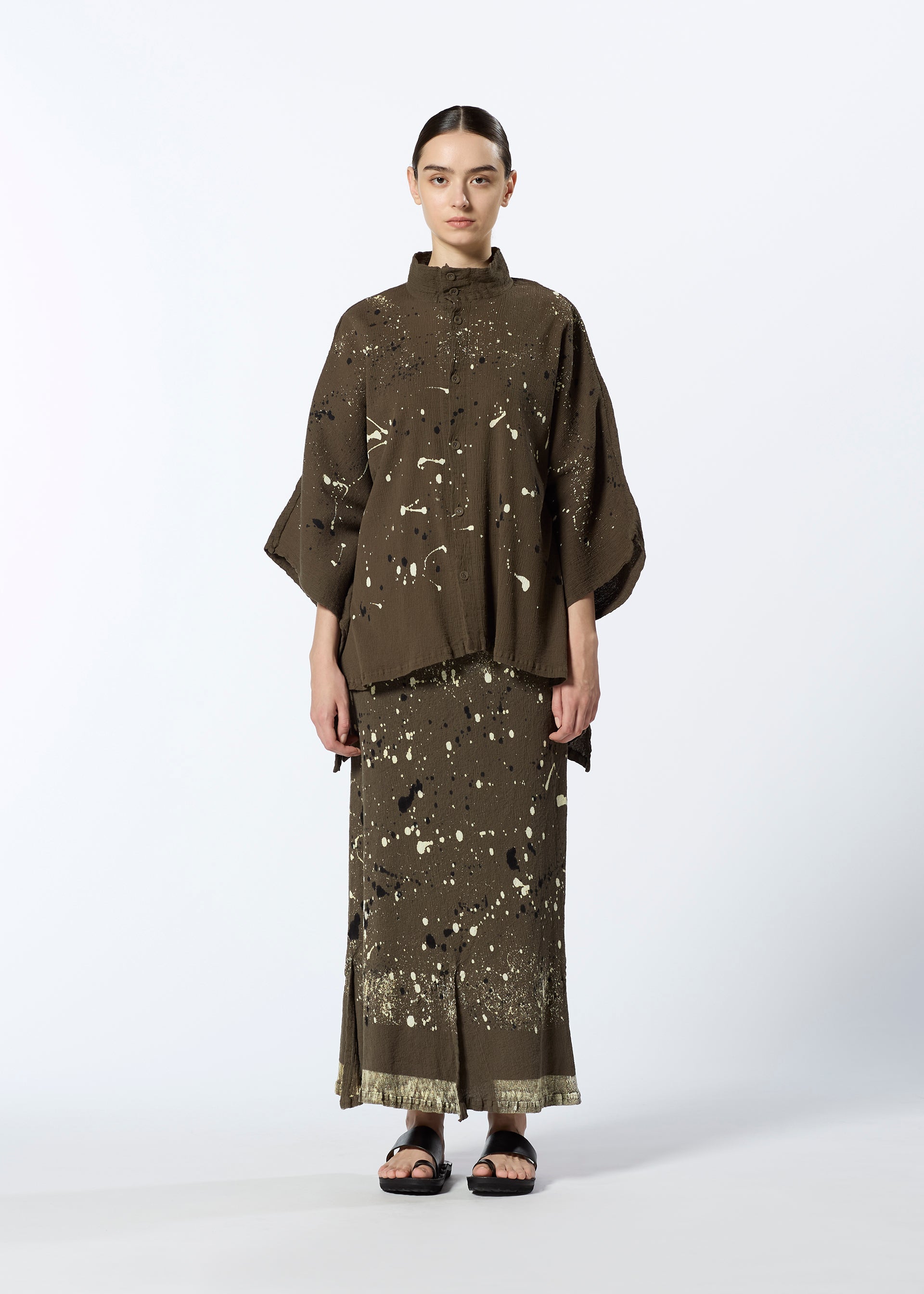 A model wears the HAAT KYO CHIJIMI FRIKAKE cardigan.