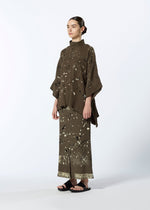 A model wears the HAAT KYO CHIJIMI FRIKAKE cardigan.