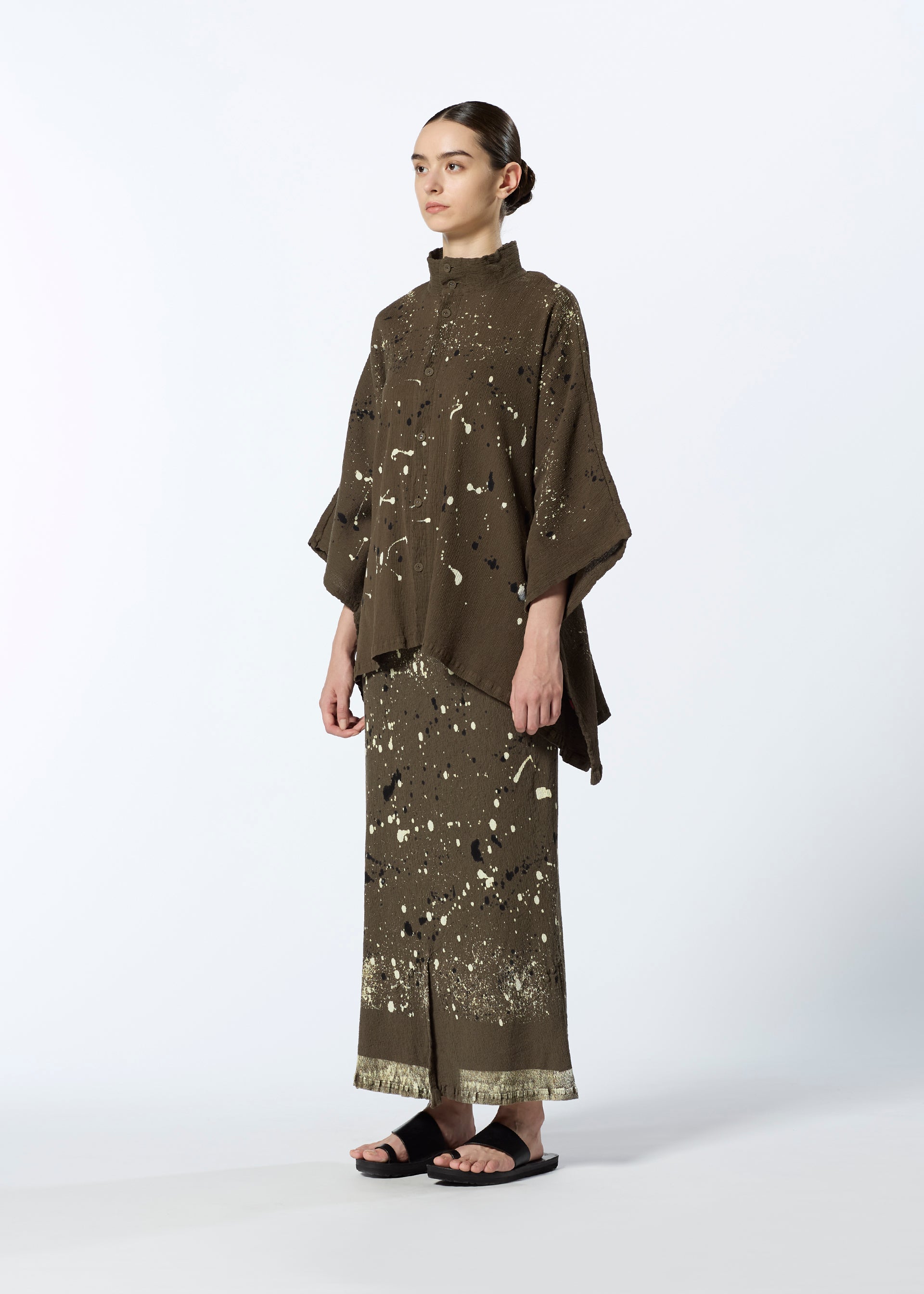 A model wears the HAAT KYO CHIJIMI FRIKAKE cardigan.