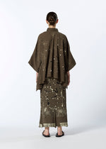 A model wears the HAAT KYO CHIJIMI FRIKAKE cardigan.