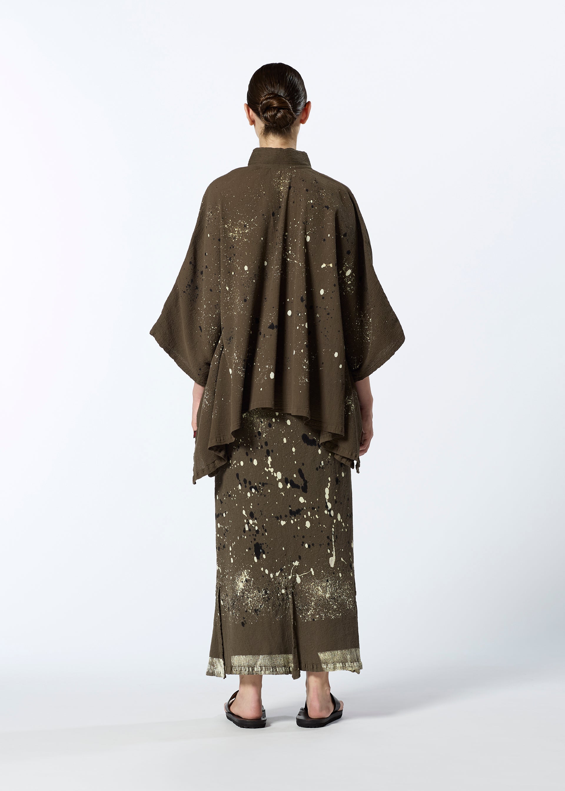 A model wears the HAAT KYO CHIJIMI FRIKAKE cardigan.