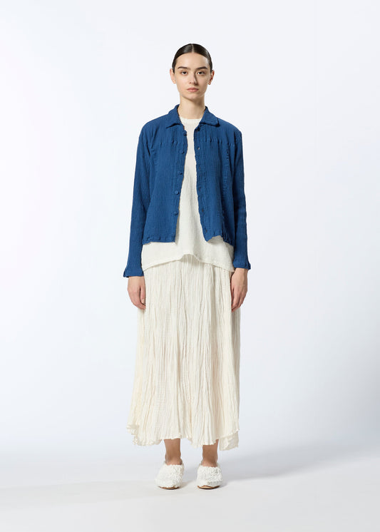 A model wears the HAAT KYO CHIJIMI 2WAY cardigan.