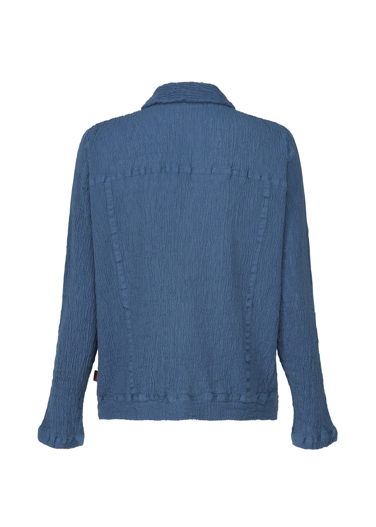 A detail shot of the HAAT KYO CHIJIMI 2WAY cardigan.