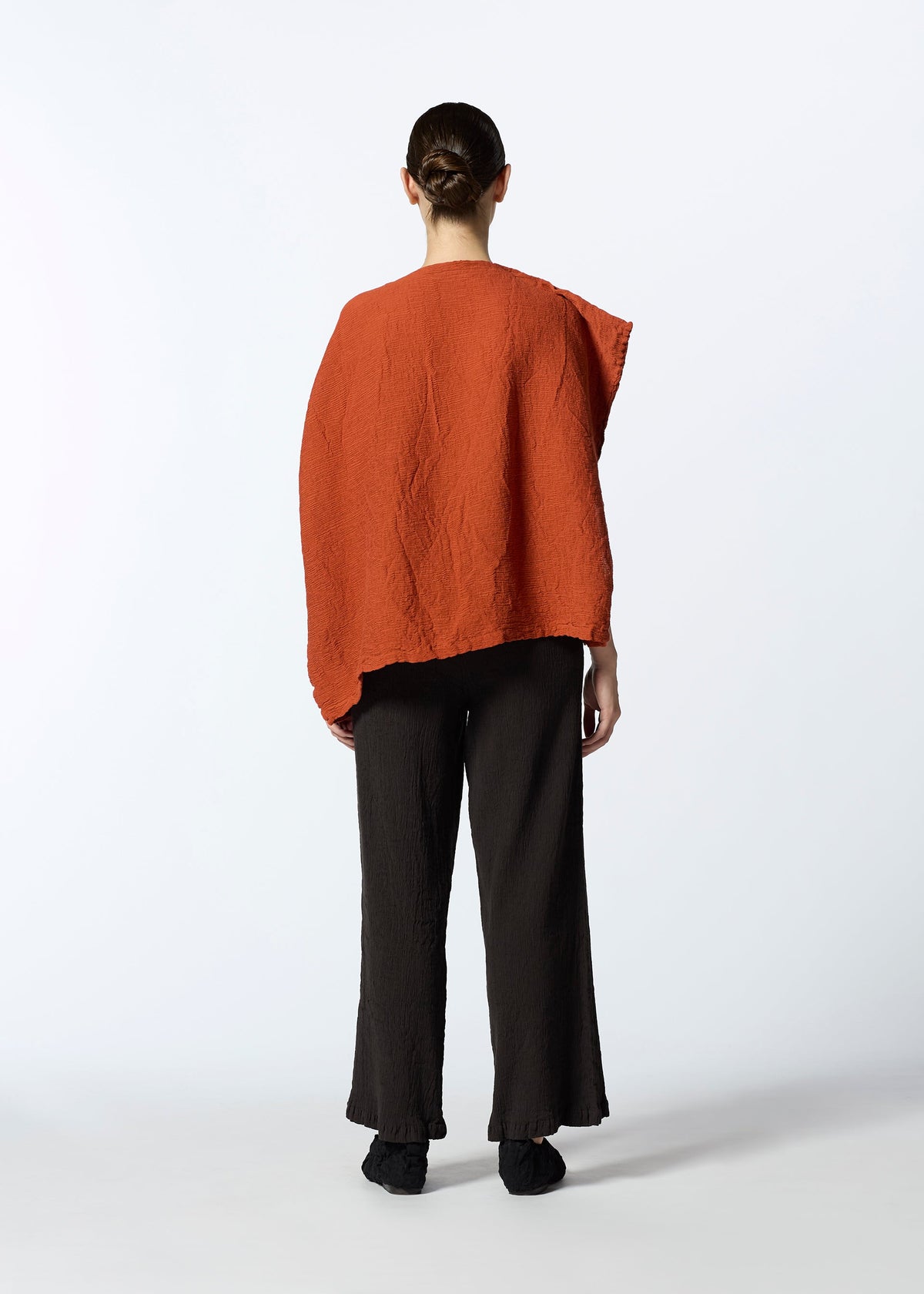 A model wears the HAAT KYO CHIJIMI SEPTEMBER tunic.